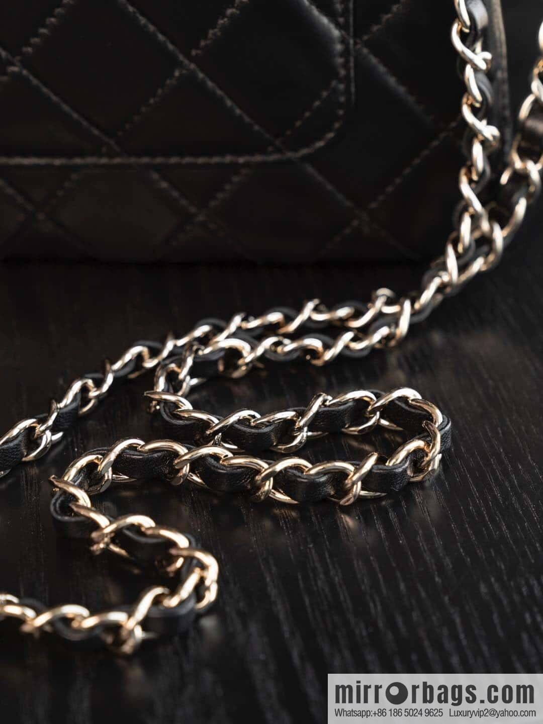 𝐂𝐡𝐚𝐧𝐞𝐥 𝟐𝟓𝐜 early spring new models, camera bag, black gold 🥂 AP4349