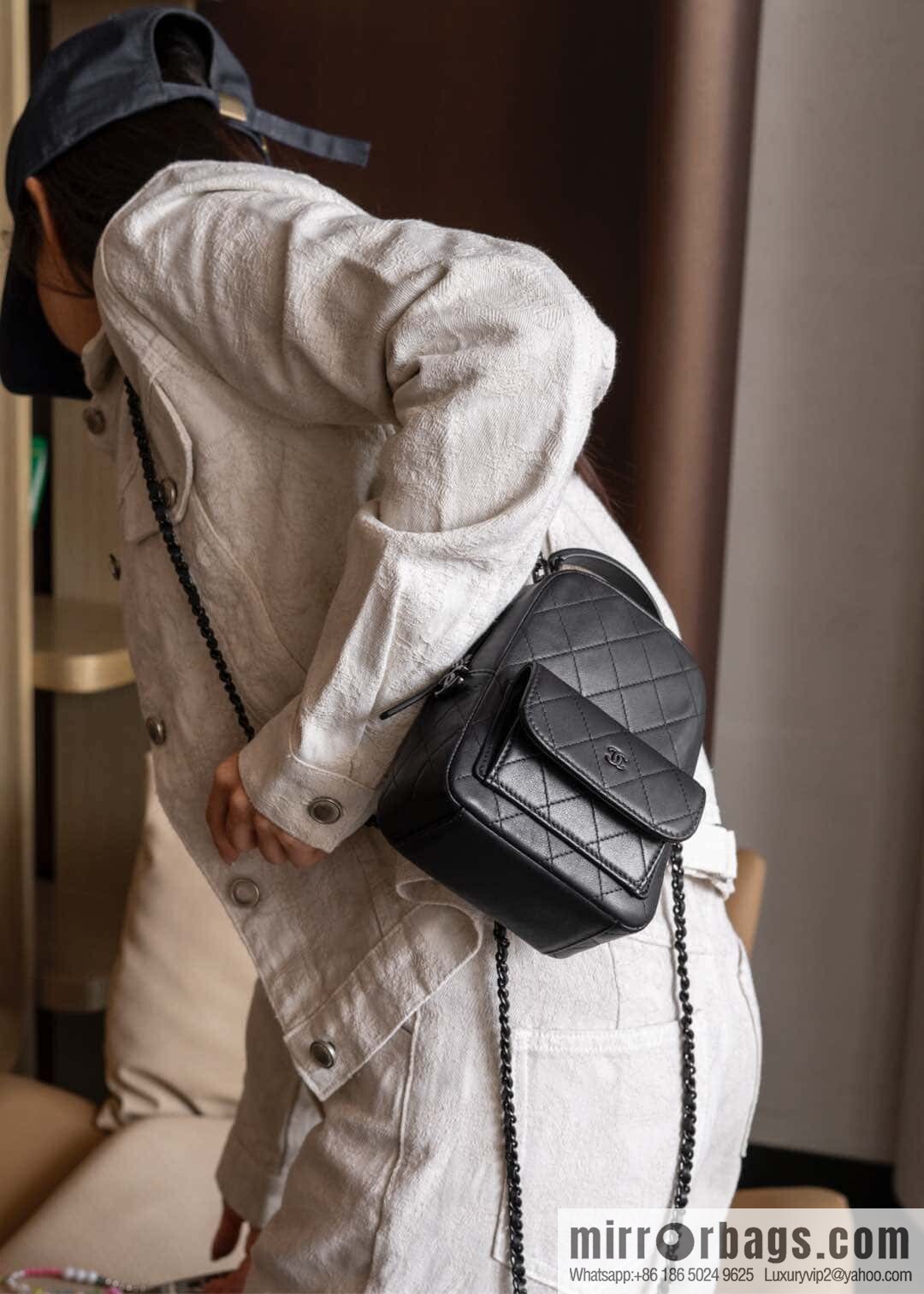 𝐂𝐡𝐚𝐧𝐞𝐥 𝟐𝟓𝐜 𝐬𝐨 𝐛𝐥𝐚𝐜𝐤 𝐦𝐢𝐧𝐢 small schoolbag, all black 🖤 AP3753