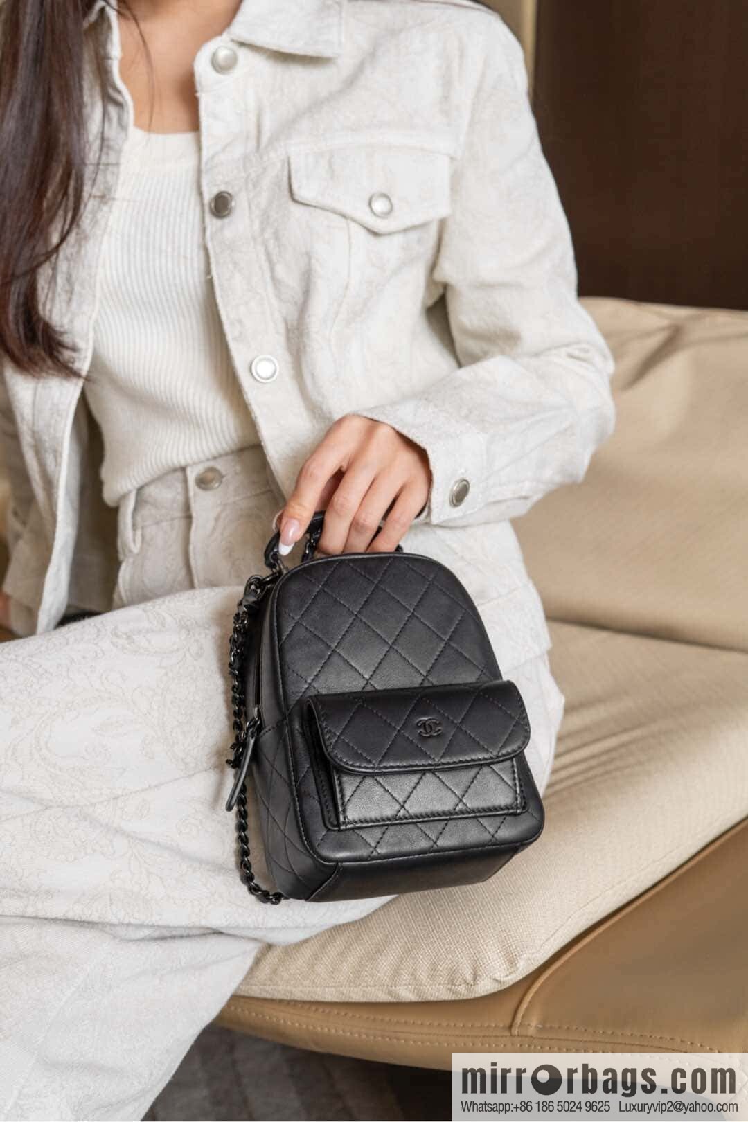 𝐂𝐡𝐚𝐧𝐞𝐥 𝟐𝟓𝐜 𝐬𝐨 𝐛𝐥𝐚𝐜𝐤 𝐦𝐢𝐧𝐢 small schoolbag, all black 🖤 AP3753