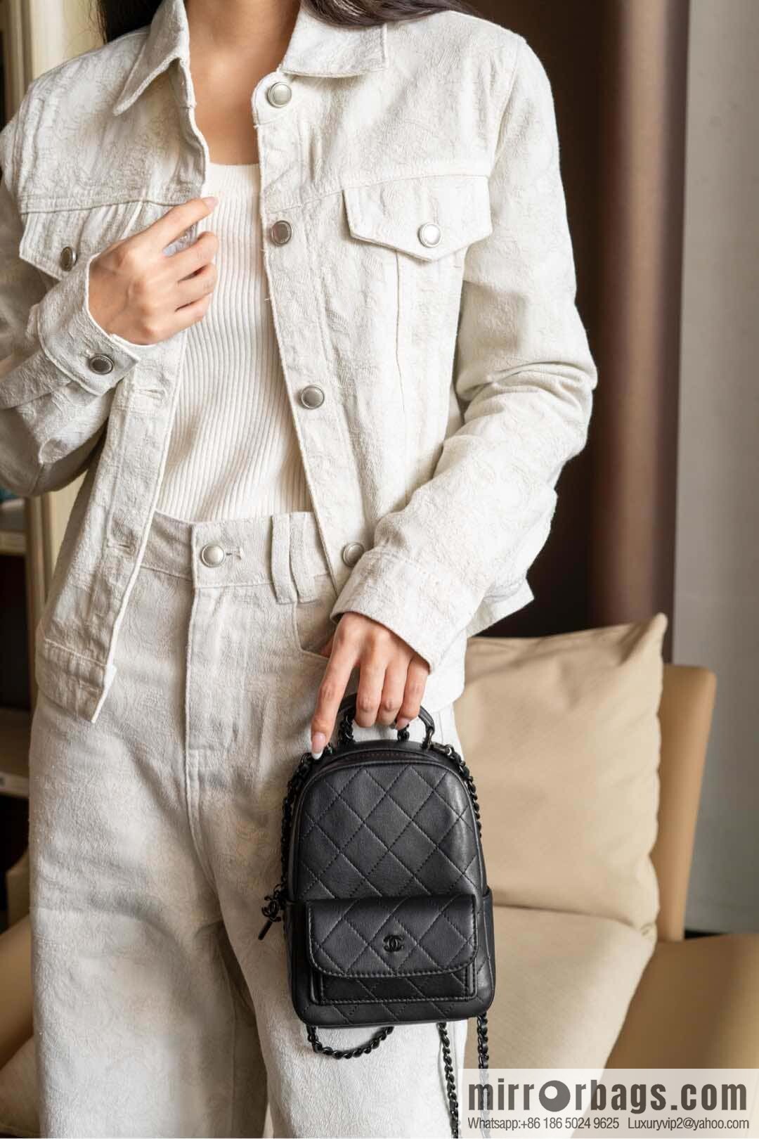 𝐂𝐡𝐚𝐧𝐞𝐥 𝟐𝟓𝐜 𝐬𝐨 𝐛𝐥𝐚𝐜𝐤 𝐦𝐢𝐧𝐢 small schoolbag, all black 🖤 AP3753