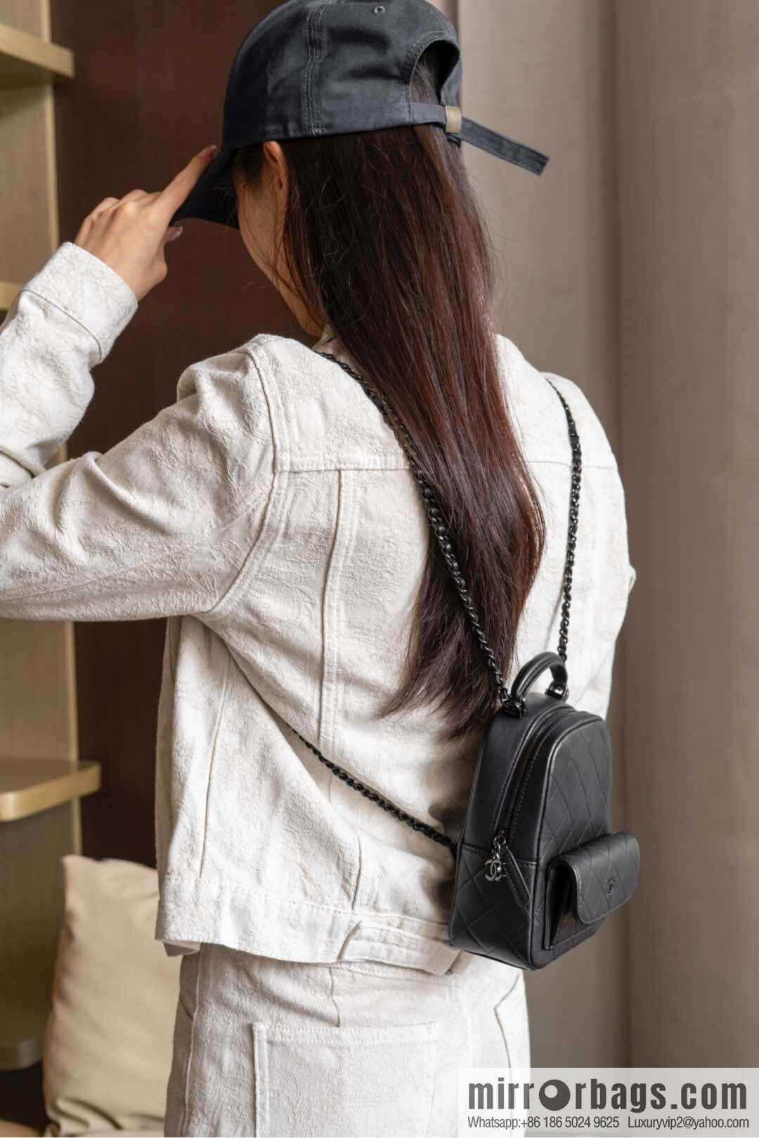 𝐂𝐡𝐚𝐧𝐞𝐥 𝟐𝟓𝐜 𝐬𝐨 𝐛𝐥𝐚𝐜𝐤 𝐦𝐢𝐧𝐢 small schoolbag, all black 🖤 AP3753