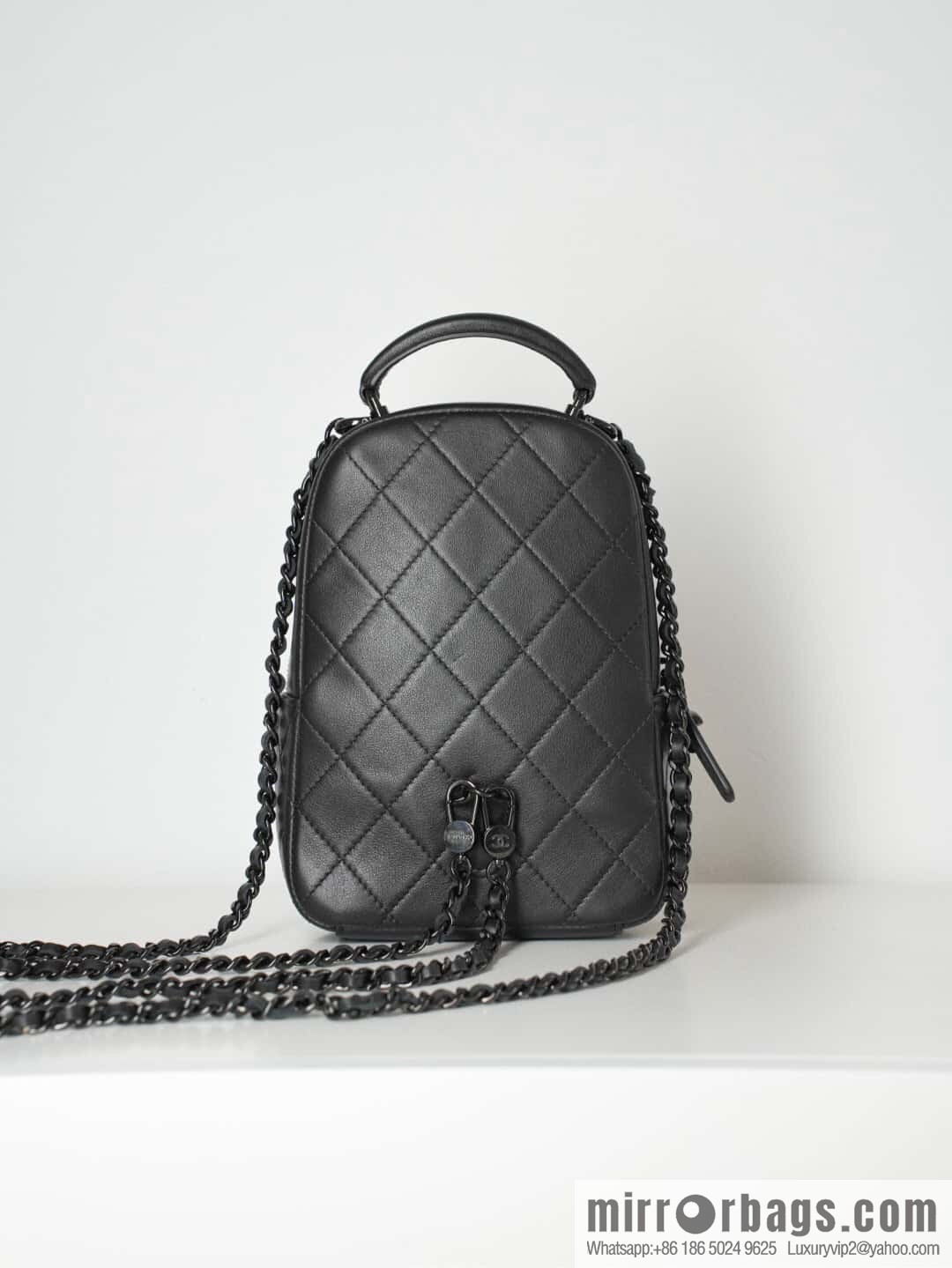 𝐂𝐡𝐚𝐧𝐞𝐥 𝟐𝟓𝐜 𝐬𝐨 𝐛𝐥𝐚𝐜𝐤 𝐦𝐢𝐧𝐢 small schoolbag, all black 🖤 AP3753