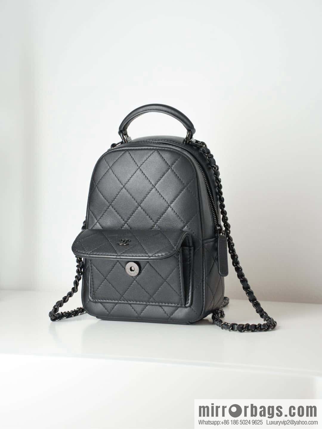 𝐂𝐡𝐚𝐧𝐞𝐥 𝟐𝟓𝐜 𝐬𝐨 𝐛𝐥𝐚𝐜𝐤 𝐦𝐢𝐧𝐢 small schoolbag, all black 🖤 AP3753