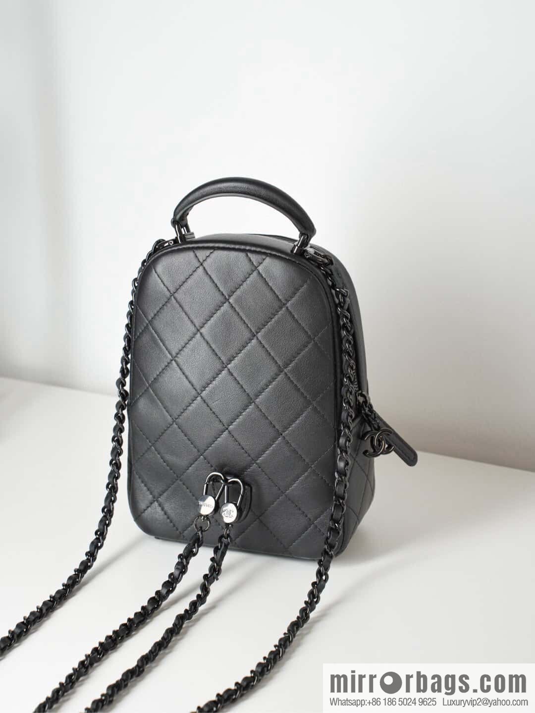 𝐂𝐡𝐚𝐧𝐞𝐥 𝟐𝟓𝐜 𝐬𝐨 𝐛𝐥𝐚𝐜𝐤 𝐦𝐢𝐧𝐢 small schoolbag, all black 🖤 AP3753