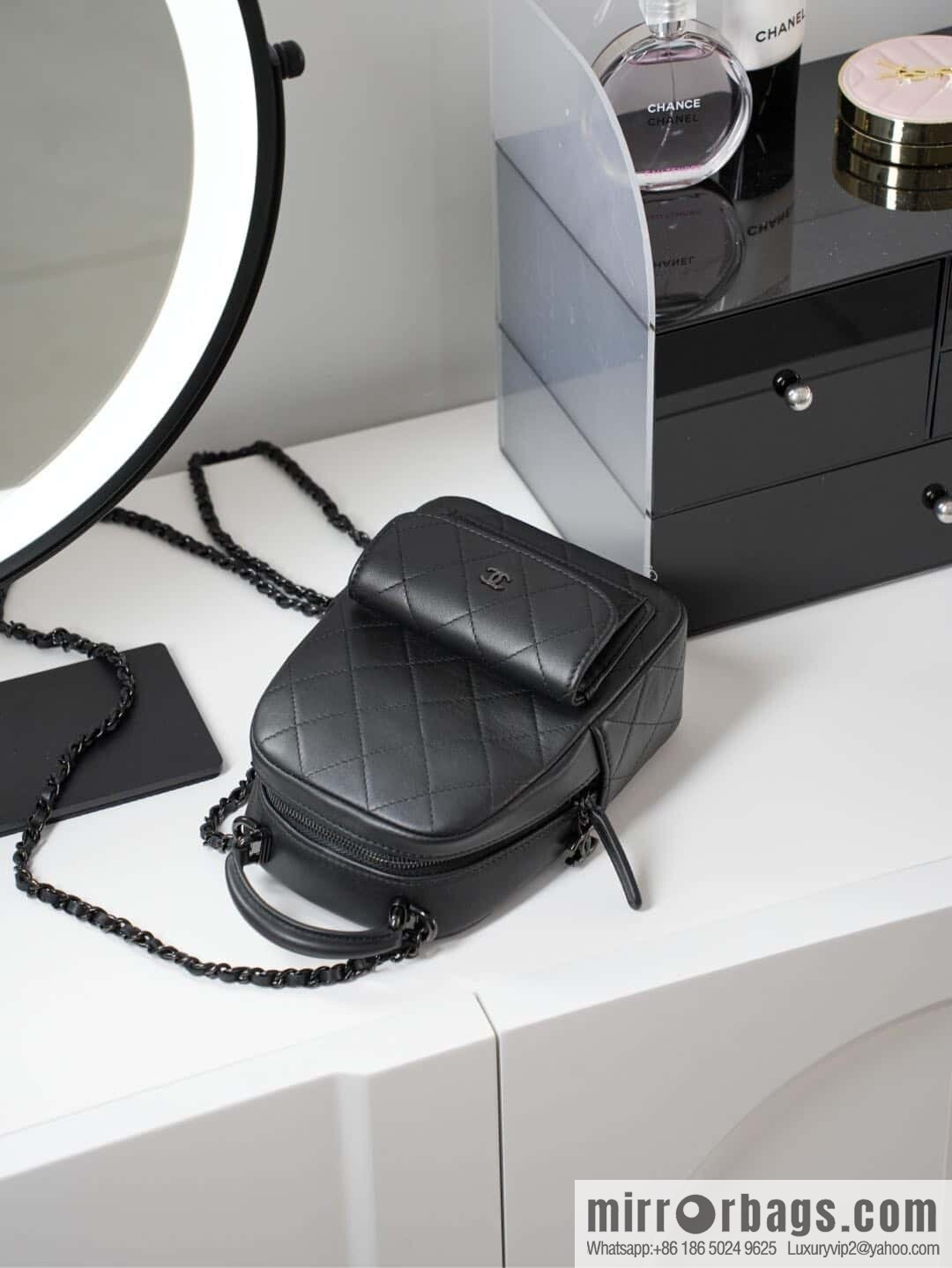 𝐂𝐡𝐚𝐧𝐞𝐥 𝟐𝟓𝐜 𝐬𝐨 𝐛𝐥𝐚𝐜𝐤 𝐦𝐢𝐧𝐢 small schoolbag, all black 🖤 AP3753