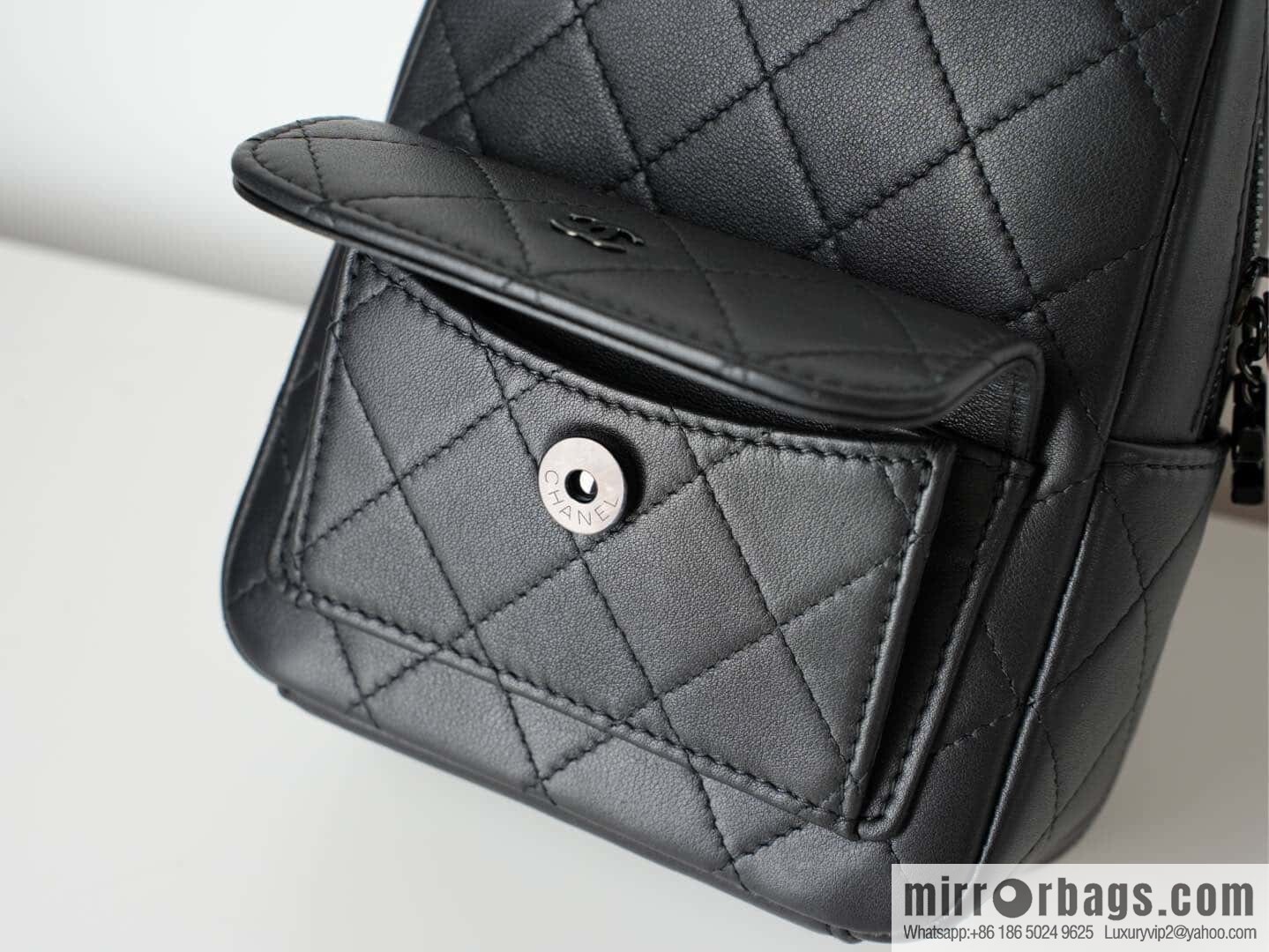 𝐂𝐡𝐚𝐧𝐞𝐥 𝟐𝟓𝐜 𝐬𝐨 𝐛𝐥𝐚𝐜𝐤 𝐦𝐢𝐧𝐢 small schoolbag, all black 🖤 AP3753
