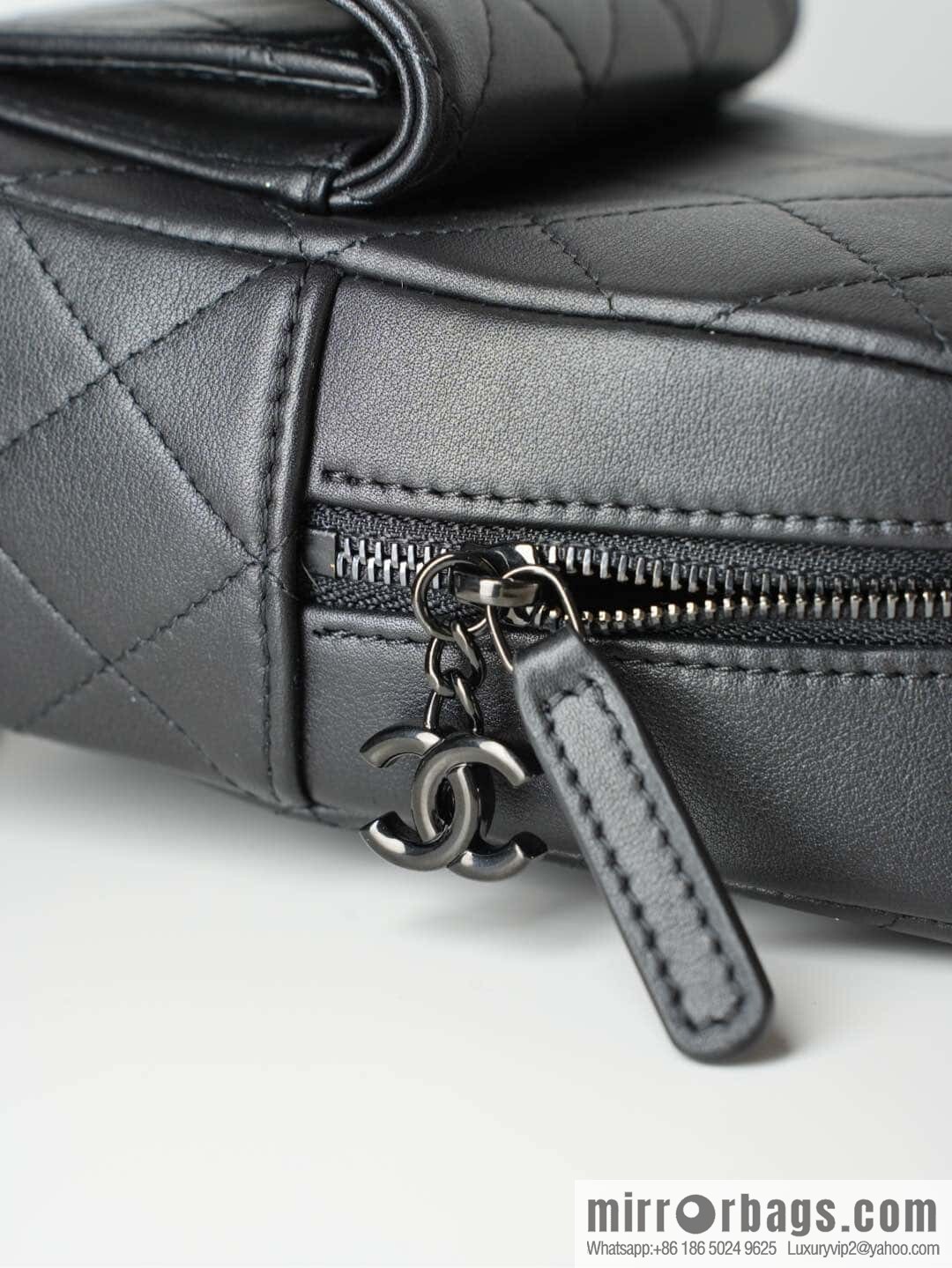 𝐂𝐡𝐚𝐧𝐞𝐥 𝟐𝟓𝐜 𝐬𝐨 𝐛𝐥𝐚𝐜𝐤 𝐦𝐢𝐧𝐢 small schoolbag, all black 🖤 AP3753