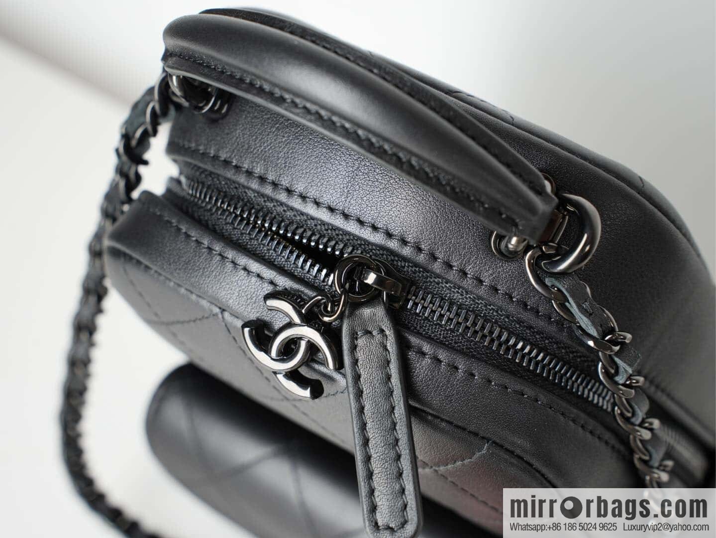 𝐂𝐡𝐚𝐧𝐞𝐥 𝟐𝟓𝐜 𝐬𝐨 𝐛𝐥𝐚𝐜𝐤 𝐦𝐢𝐧𝐢 small schoolbag, all black 🖤 AP3753