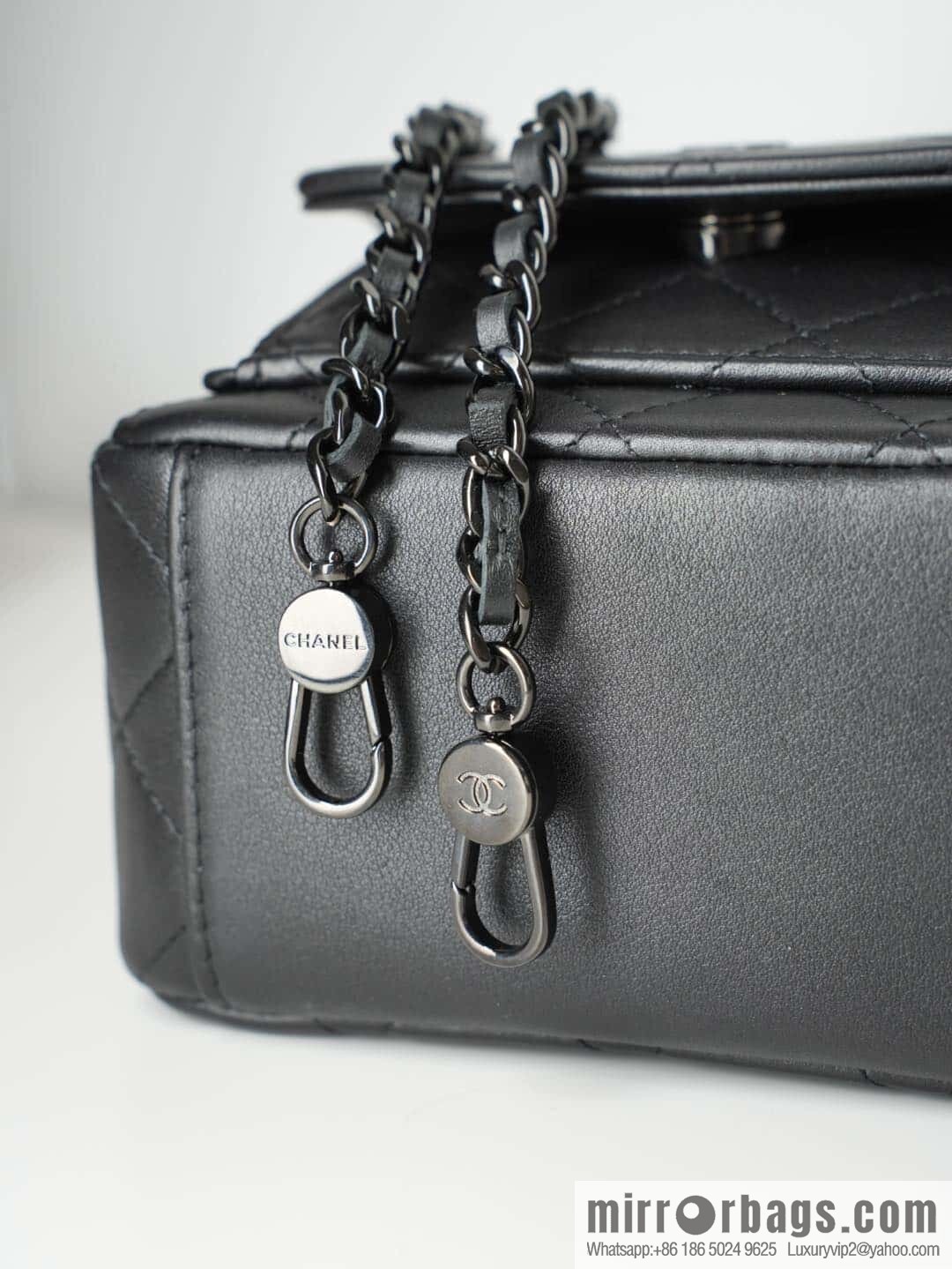 𝐂𝐡𝐚𝐧𝐞𝐥 𝟐𝟓𝐜 𝐬𝐨 𝐛𝐥𝐚𝐜𝐤 𝐦𝐢𝐧𝐢 small schoolbag, all black 🖤 AP3753