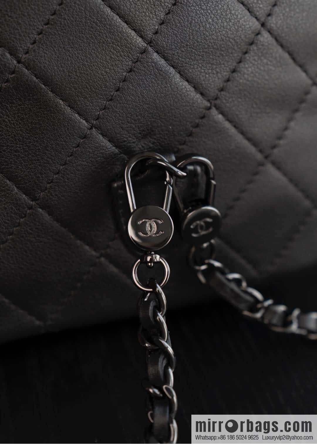 𝐂𝐡𝐚𝐧𝐞𝐥 𝟐𝟓𝐜 𝐬𝐨 𝐛𝐥𝐚𝐜𝐤 𝐦𝐢𝐧𝐢 small schoolbag, all black 🖤 AP3753