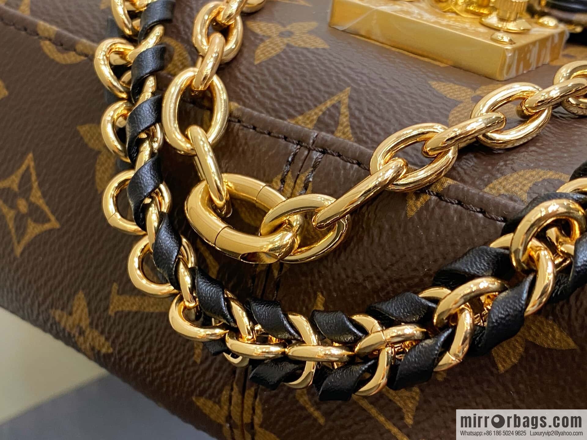[Boutique‑grade] M14526 presbyopia, chain bag, messenger bag, the new TRUNKIE handbag of the season.