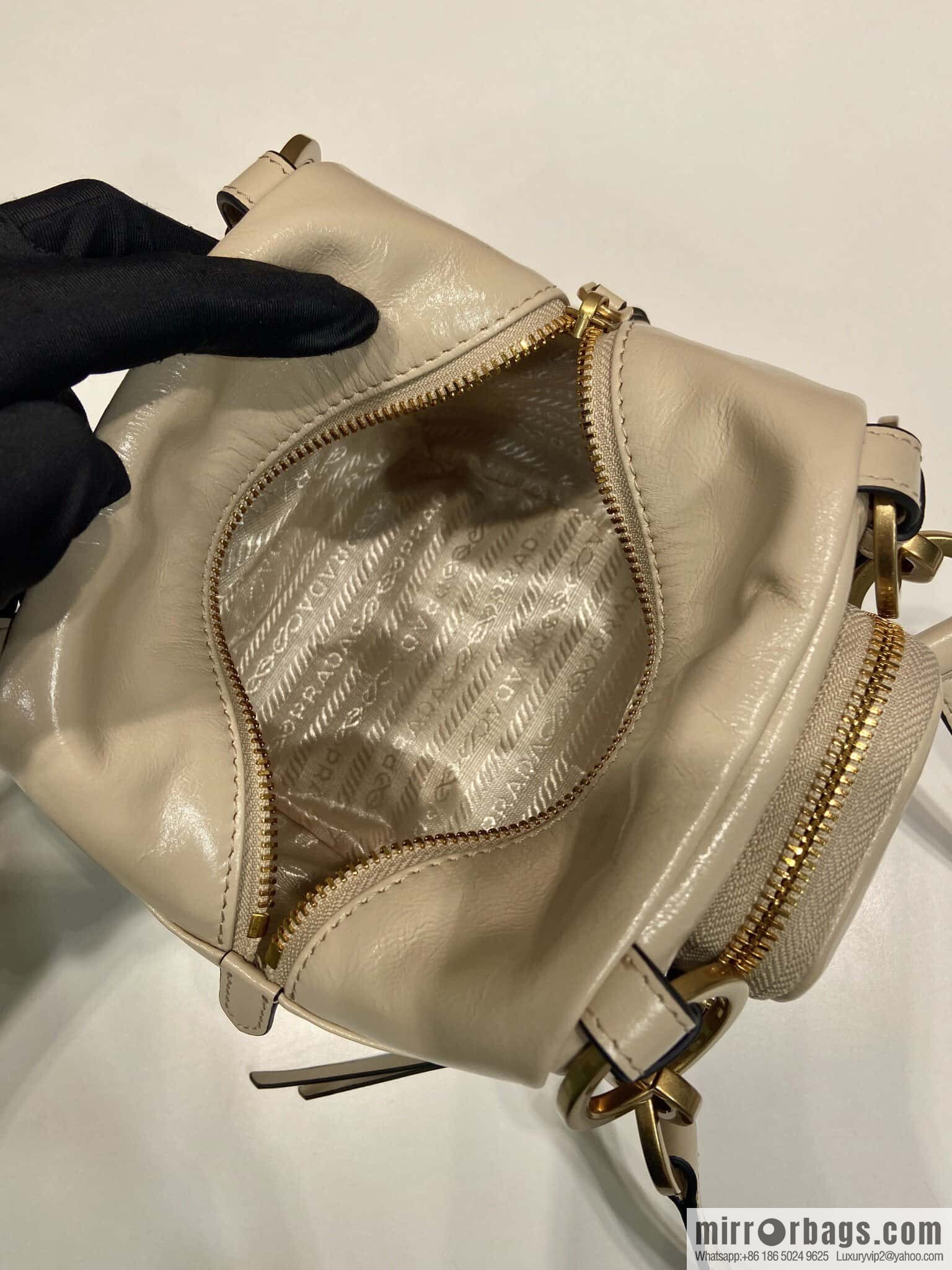 PRADA 🎉 new oil wax skin 🎉 1BB137 S🎉