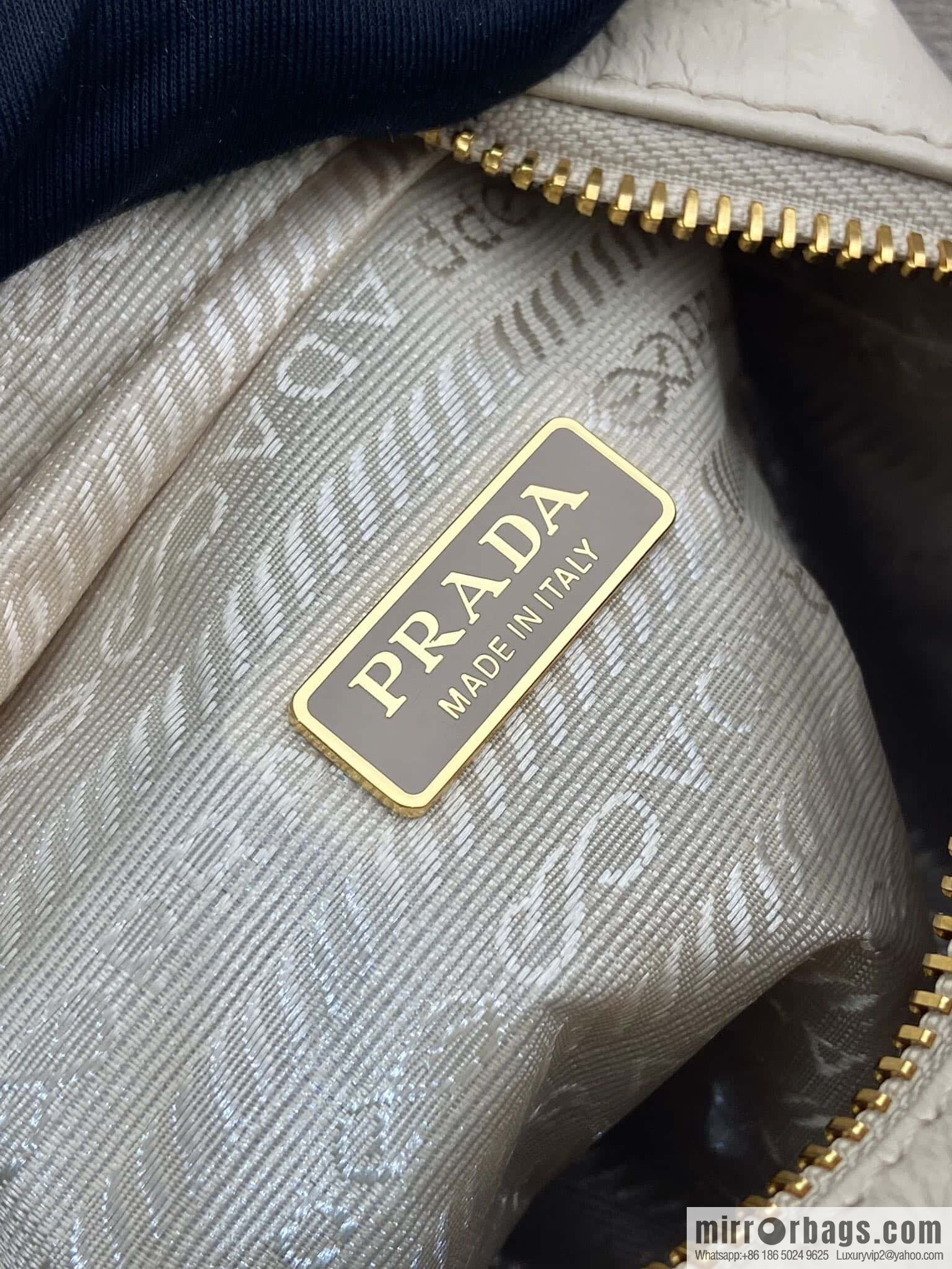 PRADA 🎉 new oil wax skin 🎉 1BB137 S🎉