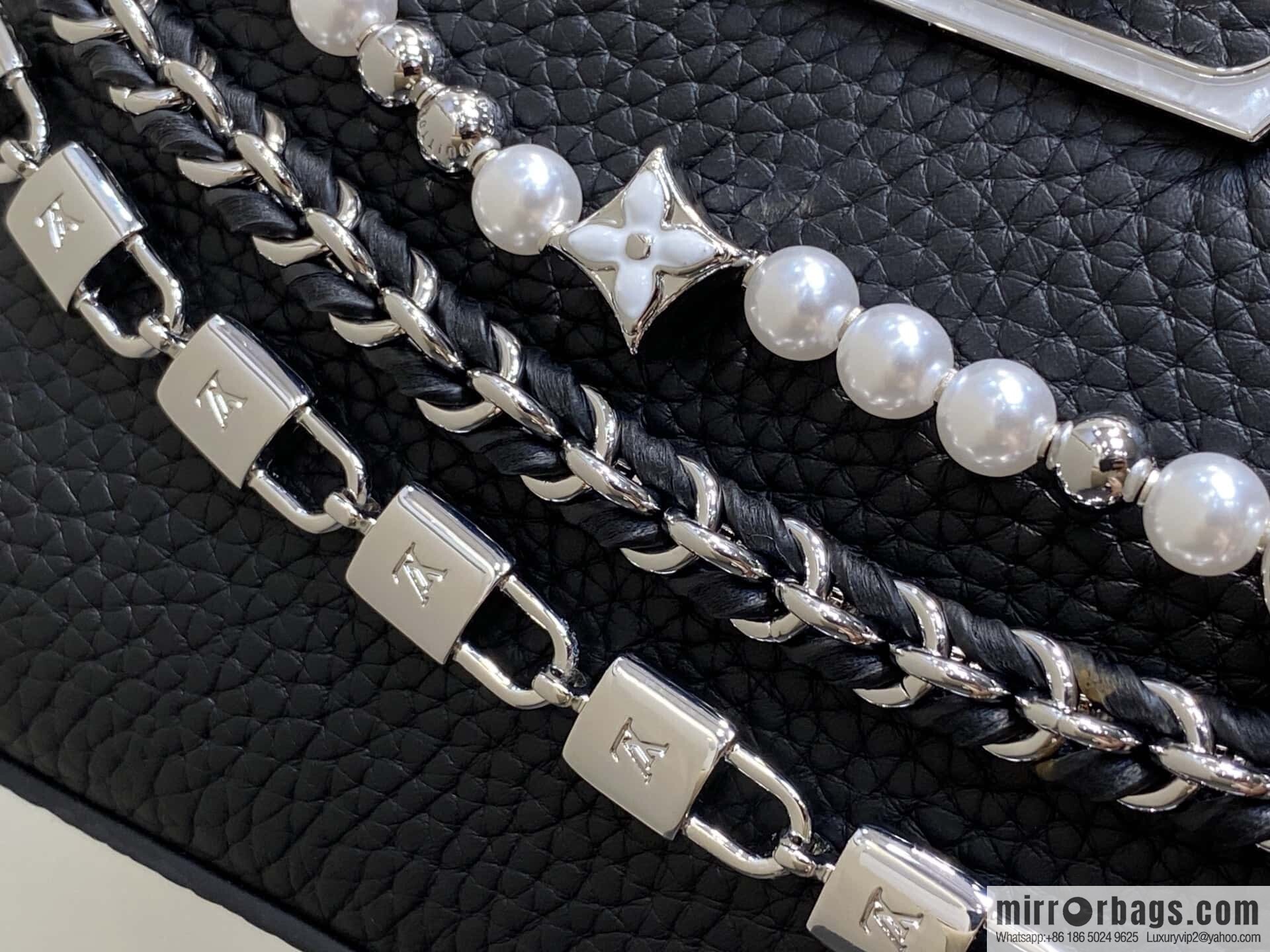 [Boutique‑grade] M12345 black, full leather cap that English model, this Capucines mini handbag