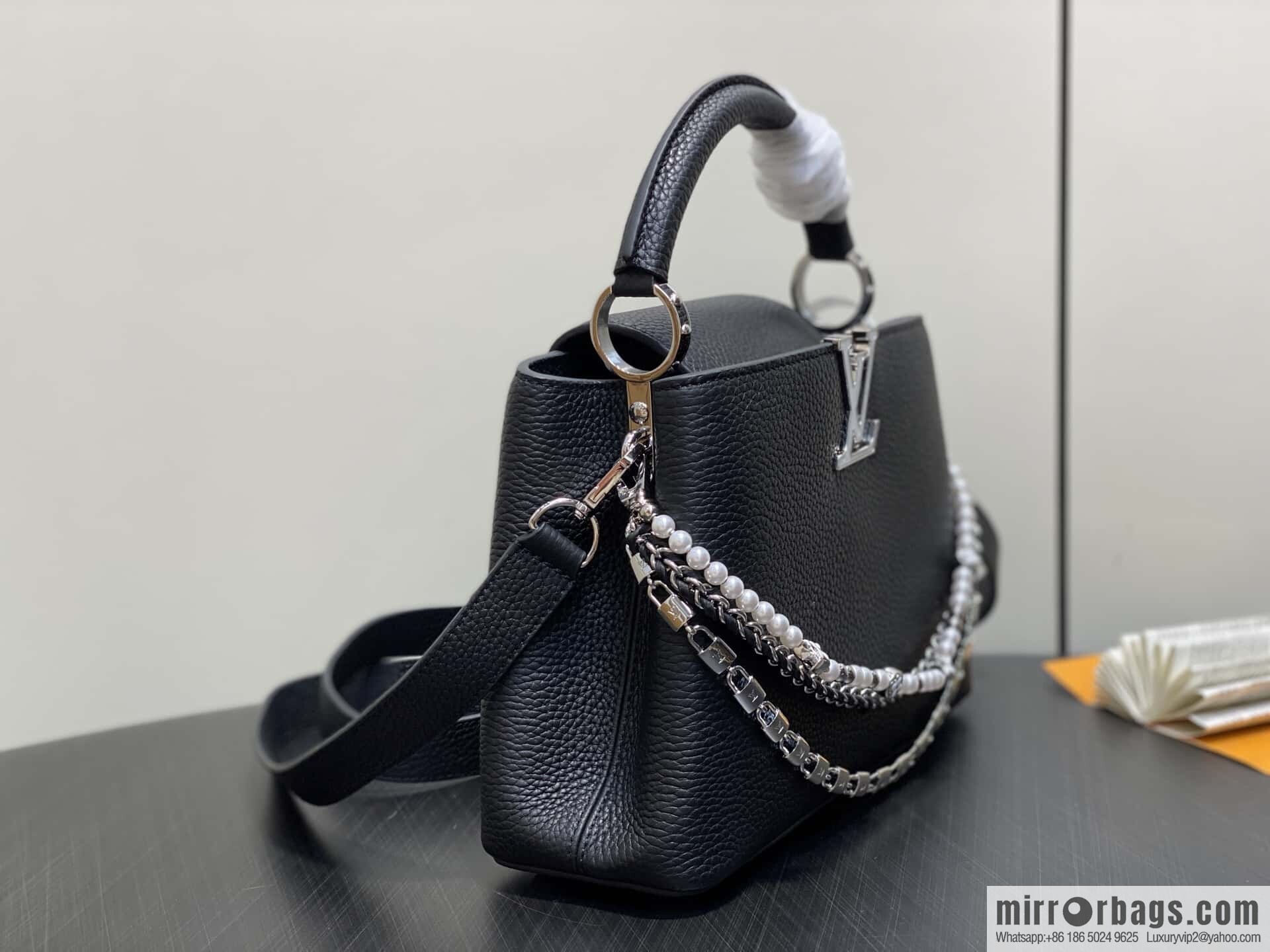 [Original order boutique] M12345 black, full leather cap, this Capucines BB handbag.