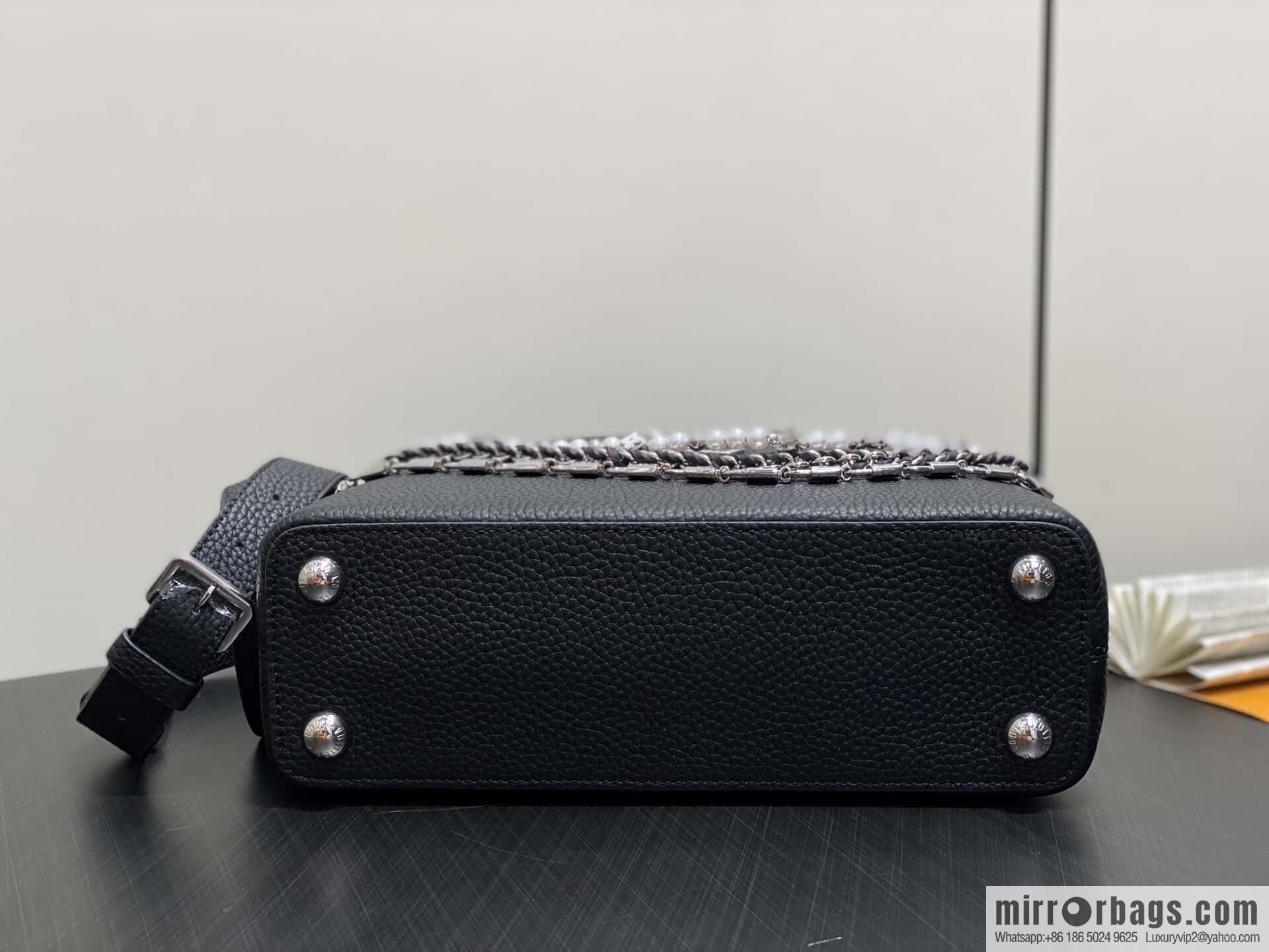 [Original order boutique] M12345 black, full leather cap, this Capucines BB handbag.