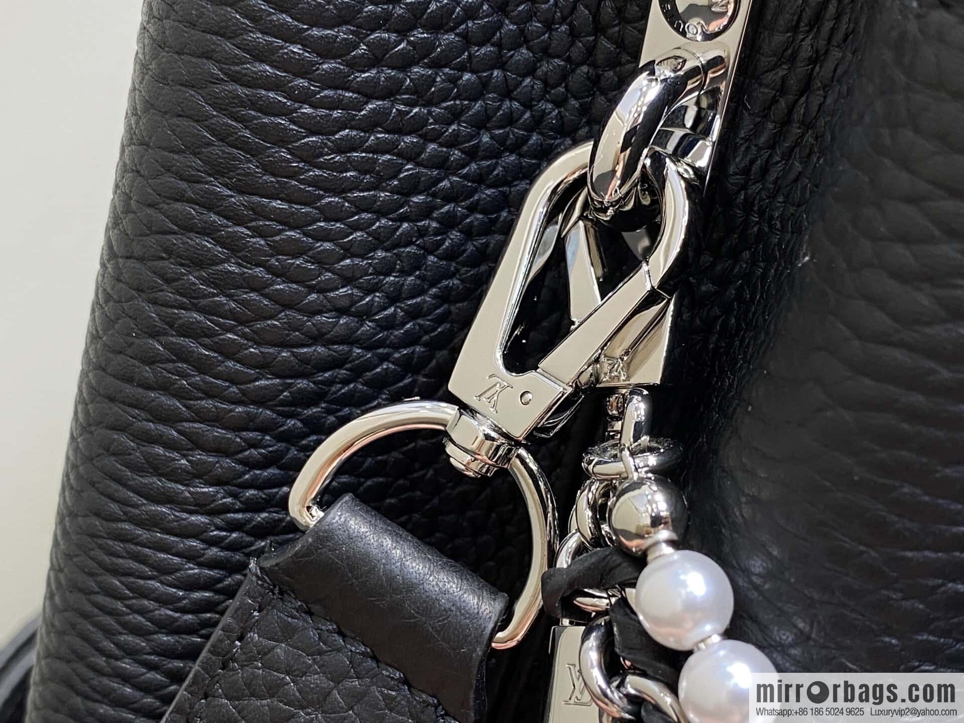 [Original order boutique] M12345 black, full leather cap, this Capucines BB handbag.