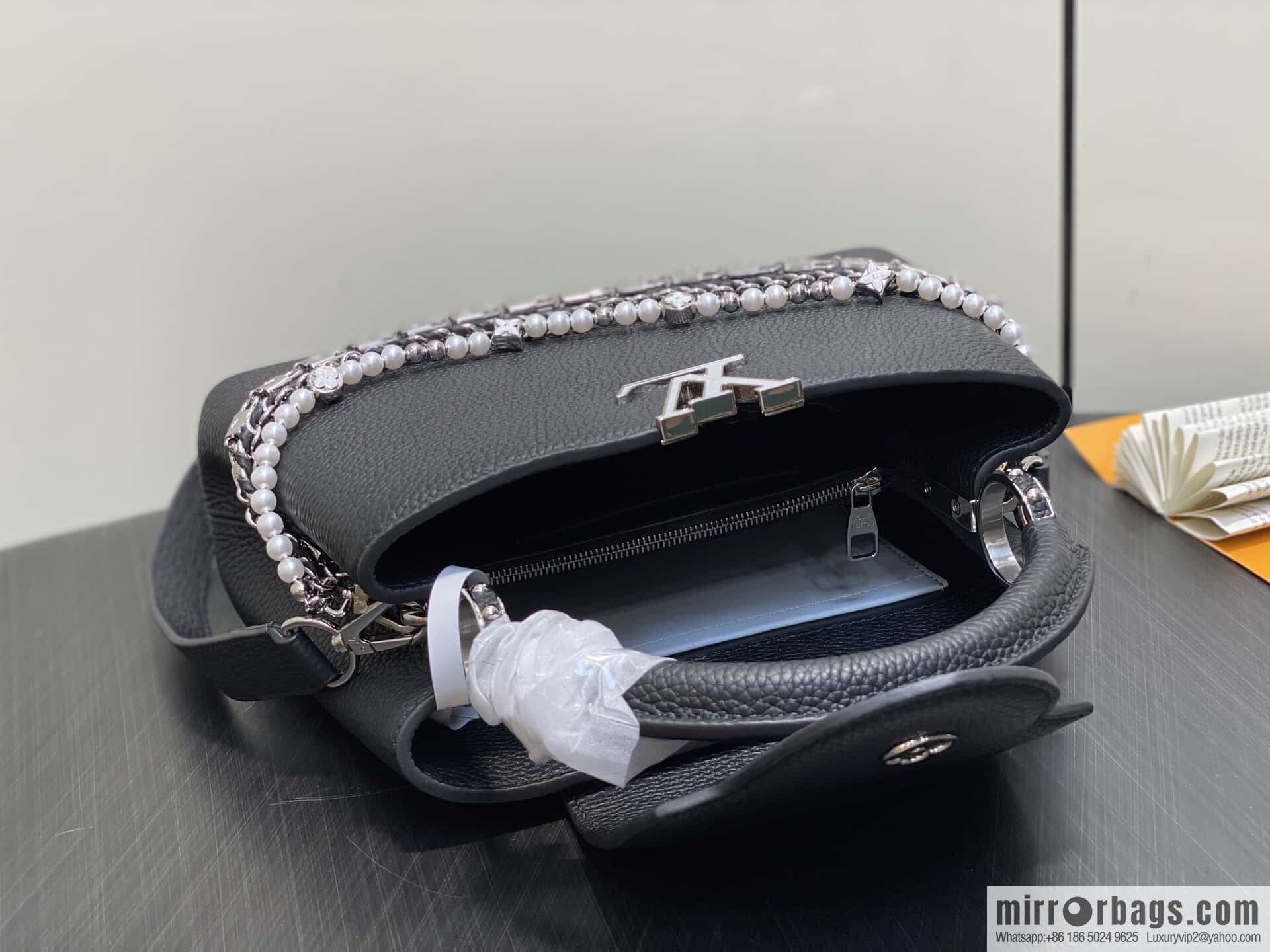 [Original order boutique] M12345 black, full leather cap, this Capucines BB handbag.