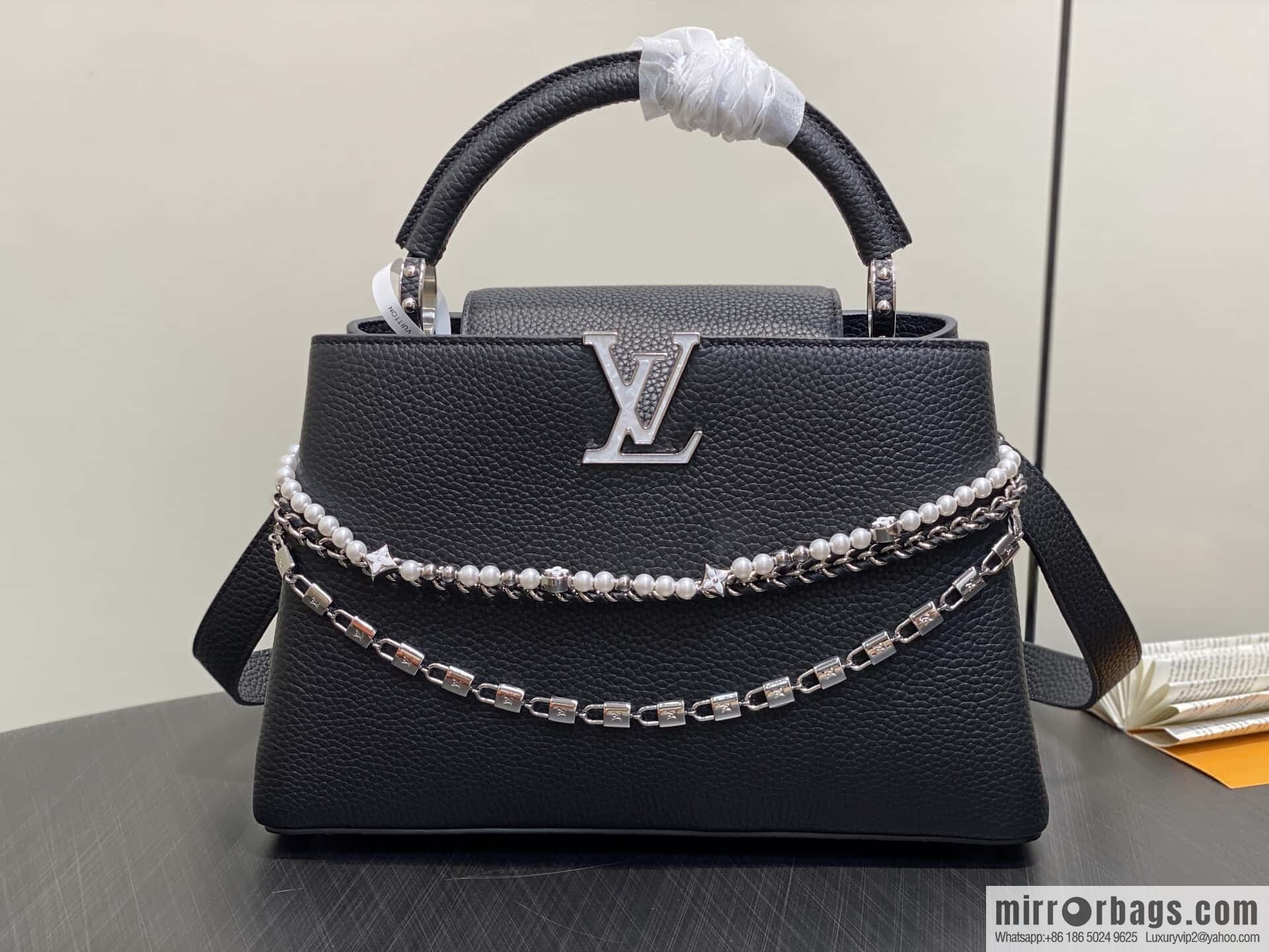 [Boutique‑grade] M12345 black, full leather cap, English style, this Capucines medium handbag.