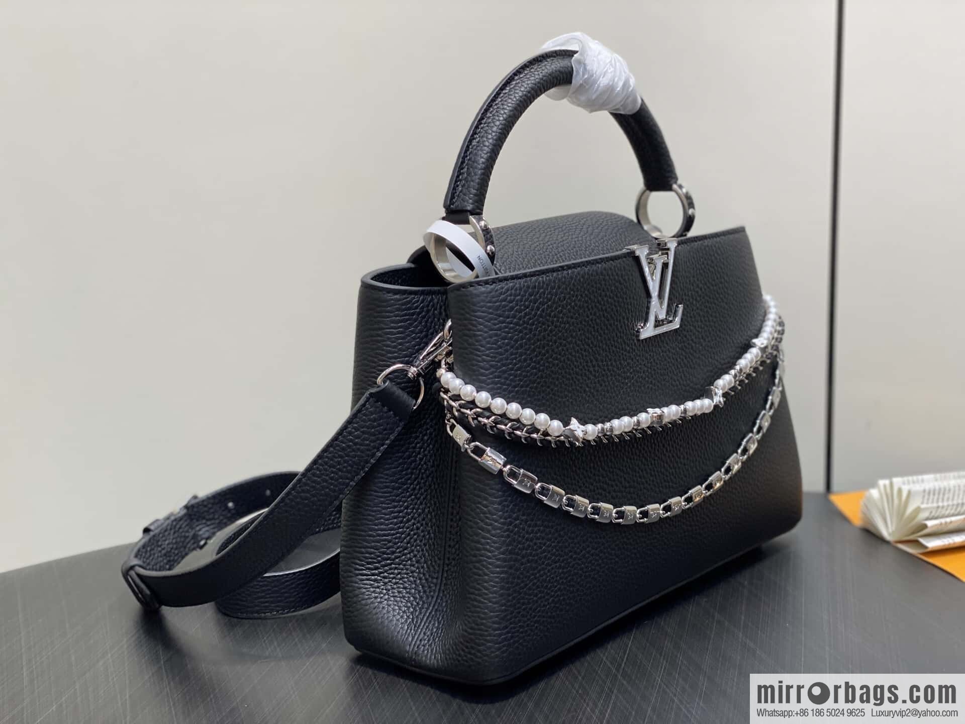 [Boutique‑grade] M12345 black, full leather cap, English style, this Capucines medium handbag.