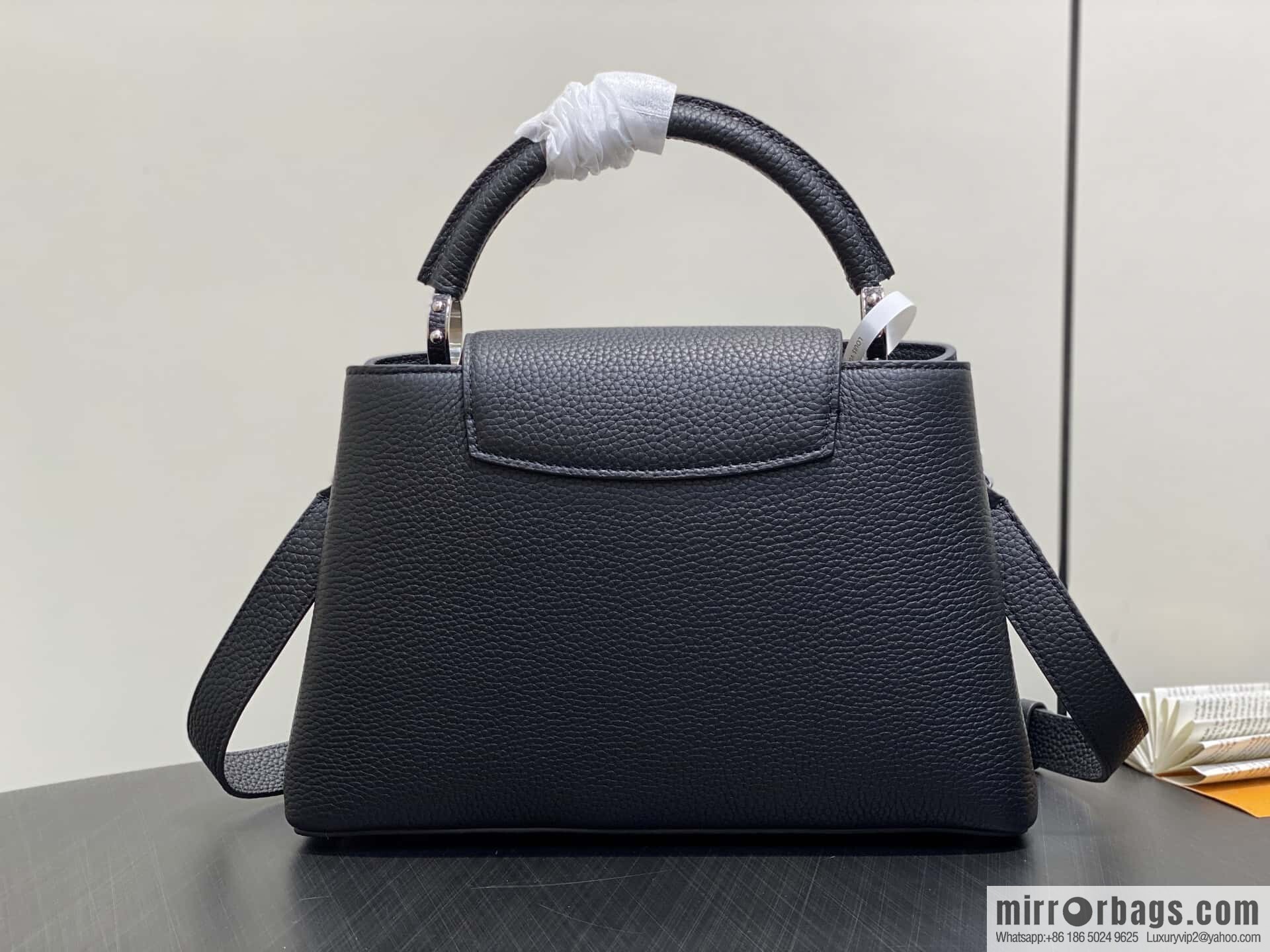 [Boutique‑grade] M12345 black, full leather cap, English style, this Capucines medium handbag.