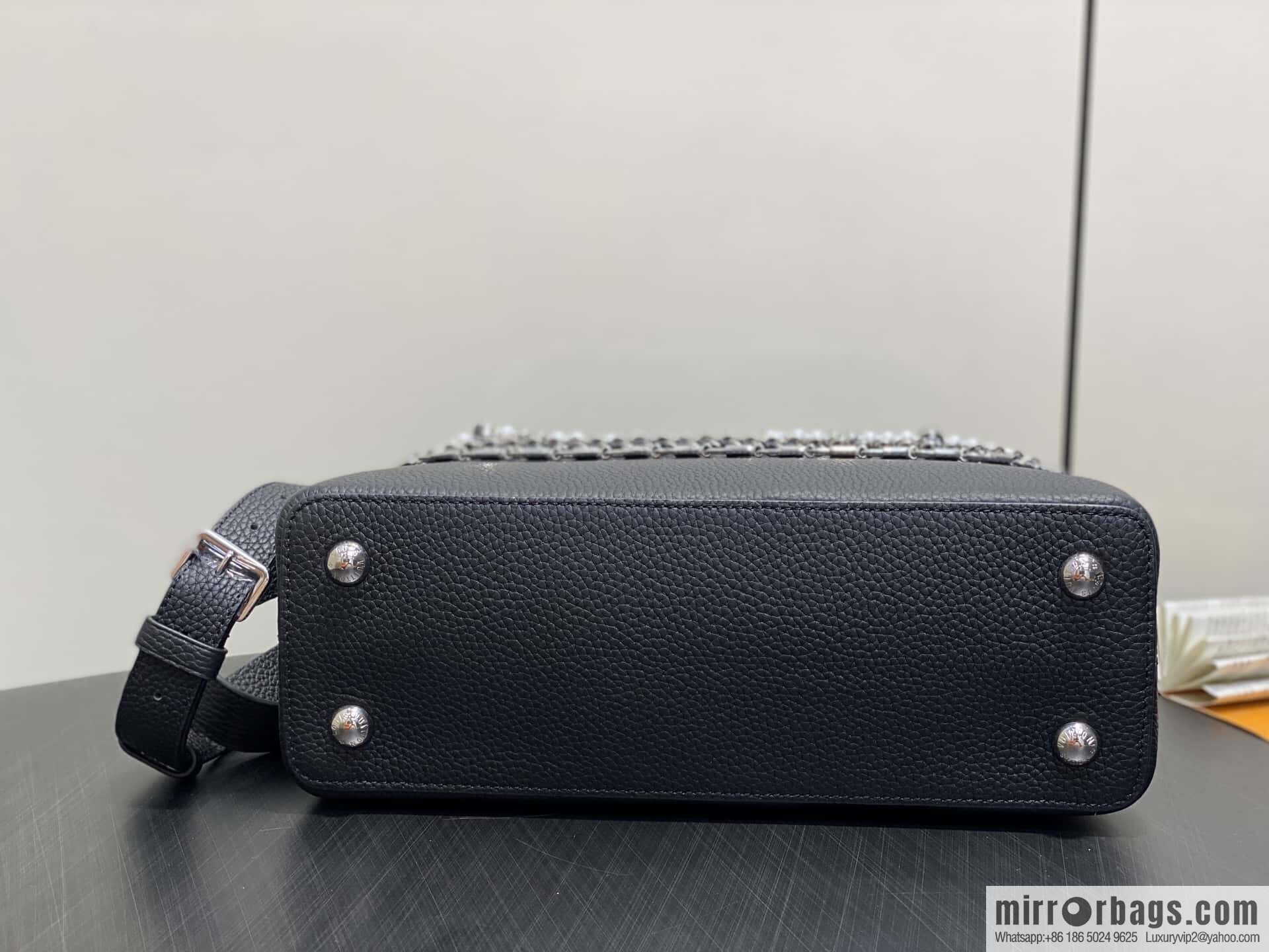 [Boutique‑grade] M12345 black, full leather cap, English style, this Capucines medium handbag.