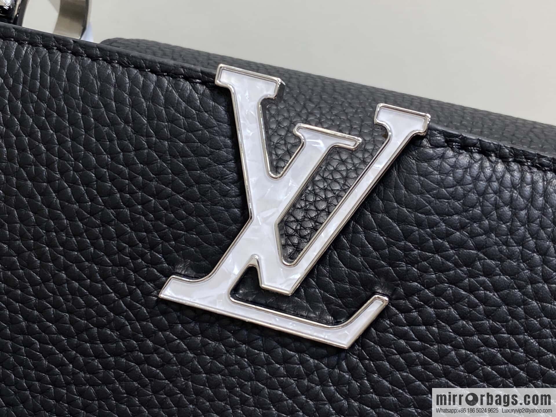 [Boutique‑grade] M12345 black, full leather cap, English style, this Capucines medium handbag.