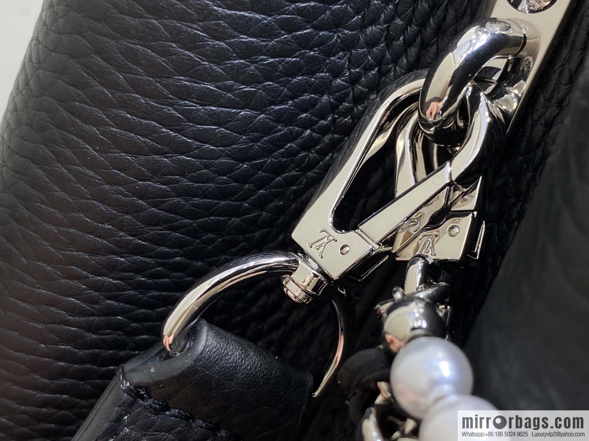 [Boutique‑grade] M12345 black, full leather cap, English style, this Capucines medium handbag.
