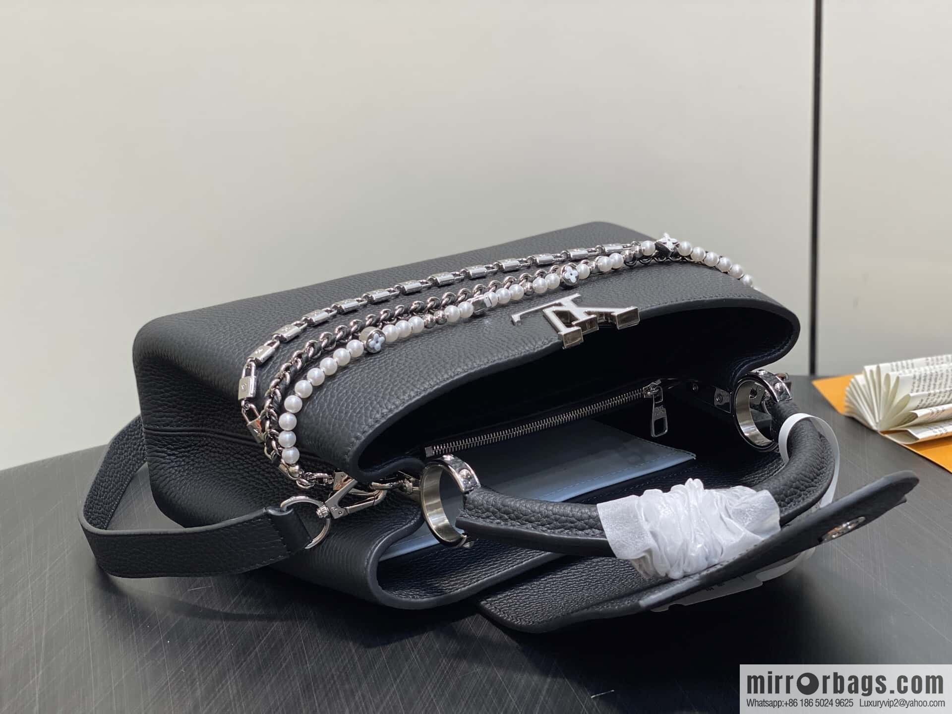 [Boutique‑grade] M12345 black, full leather cap, English style, this Capucines medium handbag.