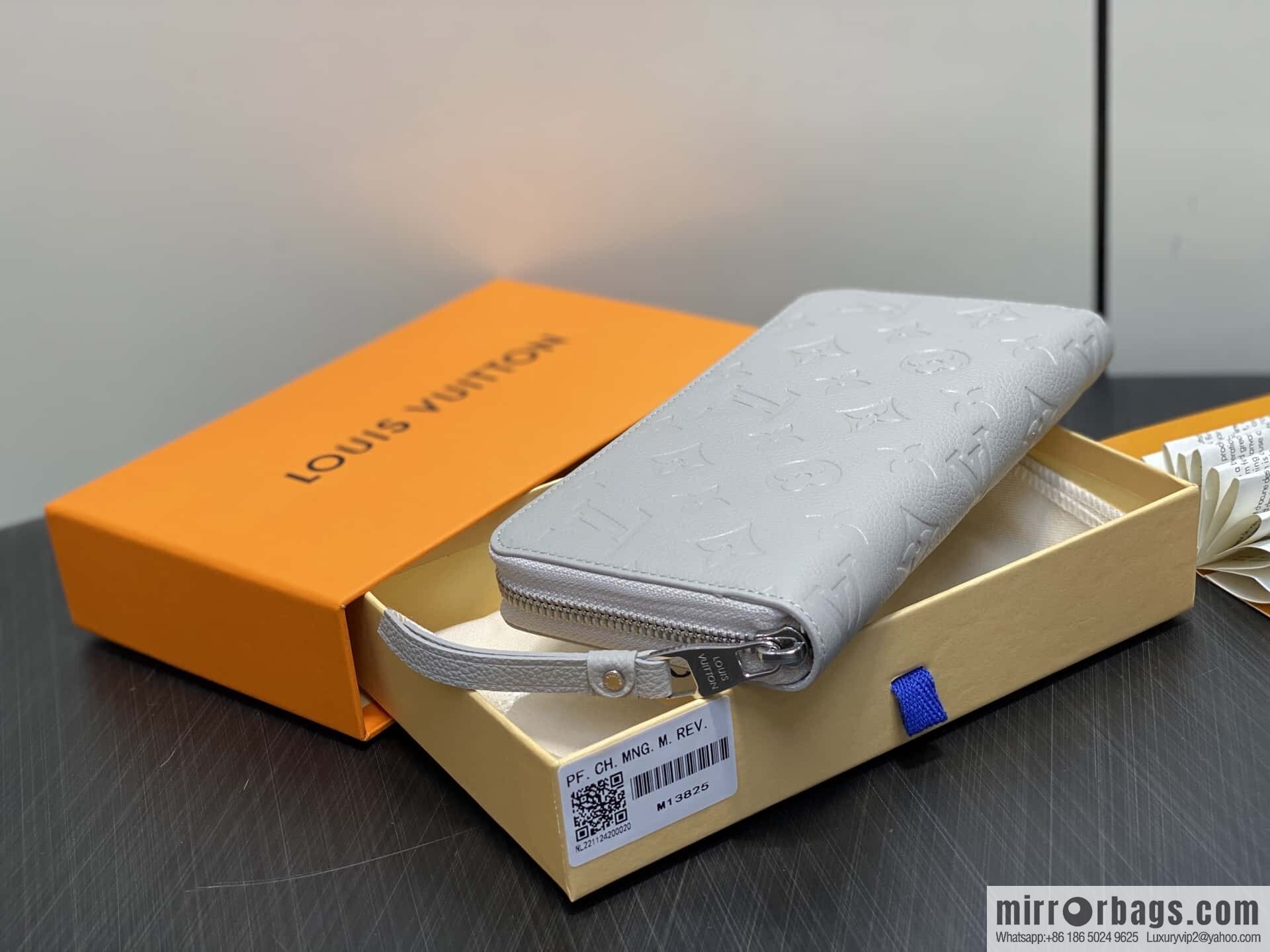 [Boutique‑grade] M13825 light gray full leather embossed, single zipper wallet zippy zipper wallet