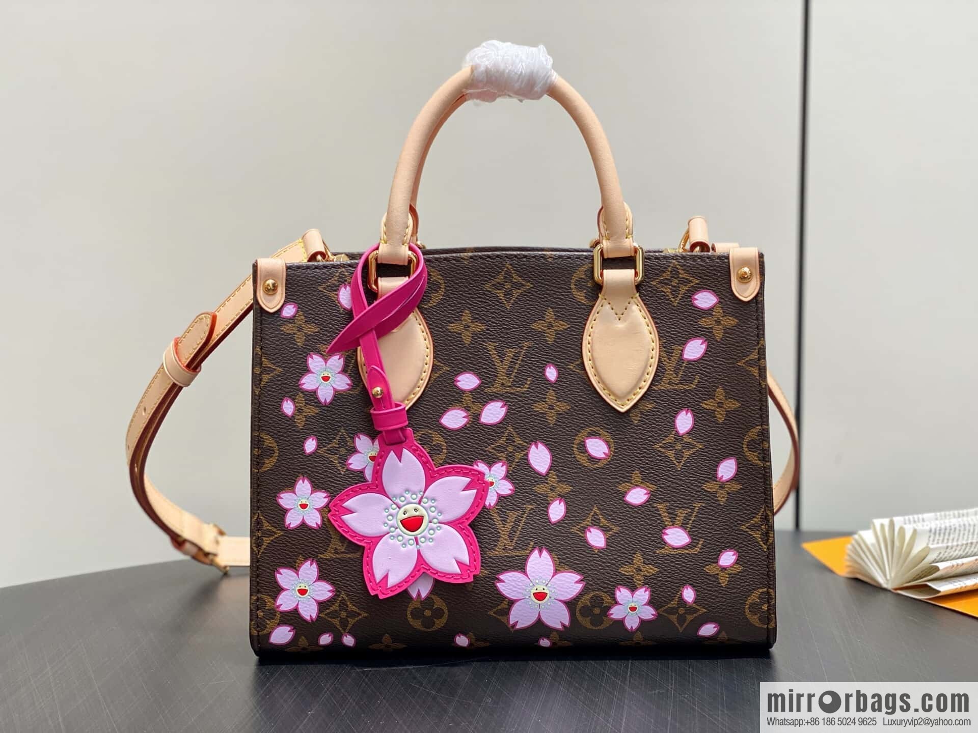 [Boutique‑grade] M13269 presbyopia, cherry blossom/Murakami Takashi, square bag OnTheGo small handbag