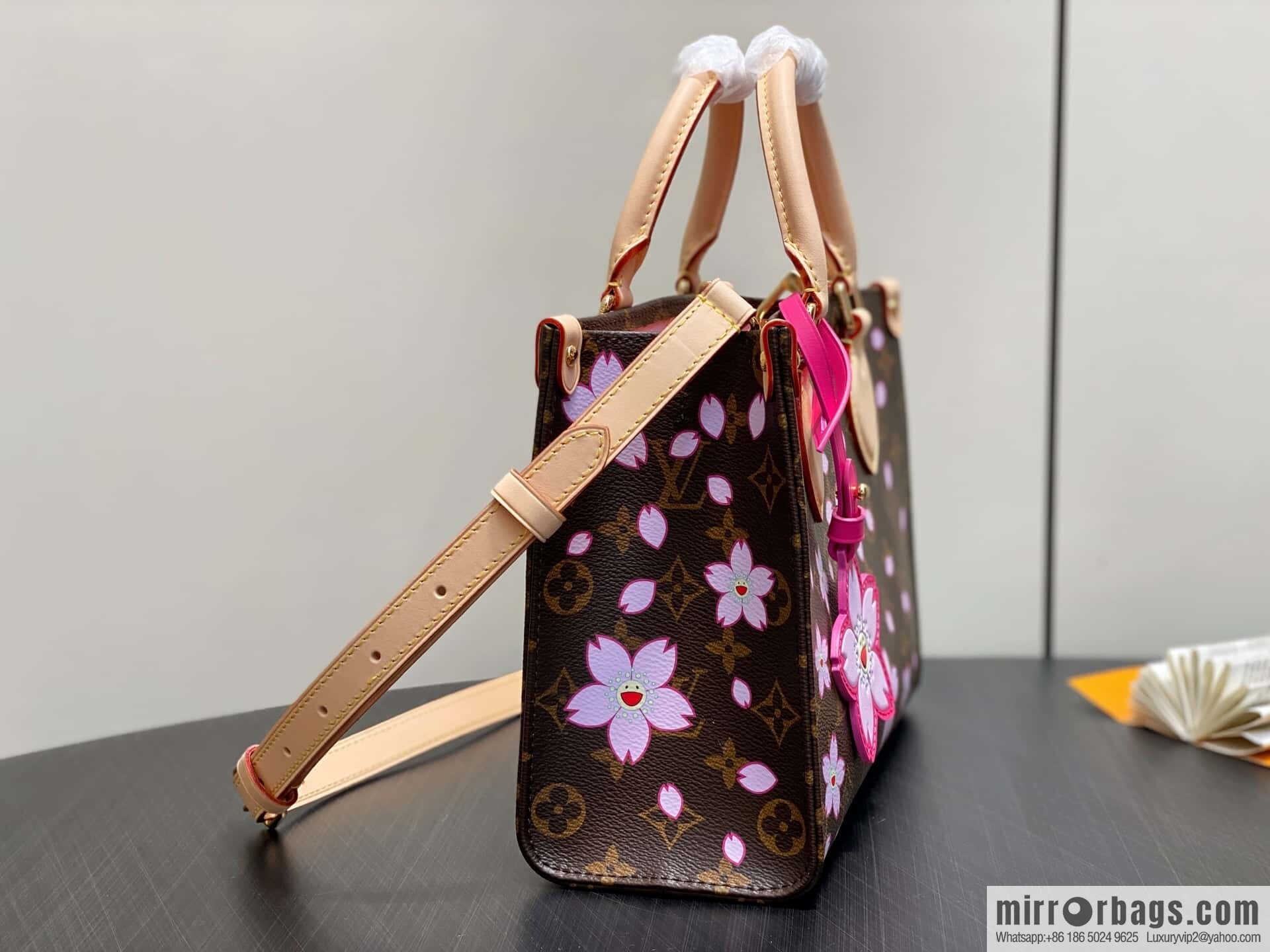 [Boutique‑grade] M13269 presbyopia, cherry blossom/Murakami Takashi, square bag OnTheGo small handbag