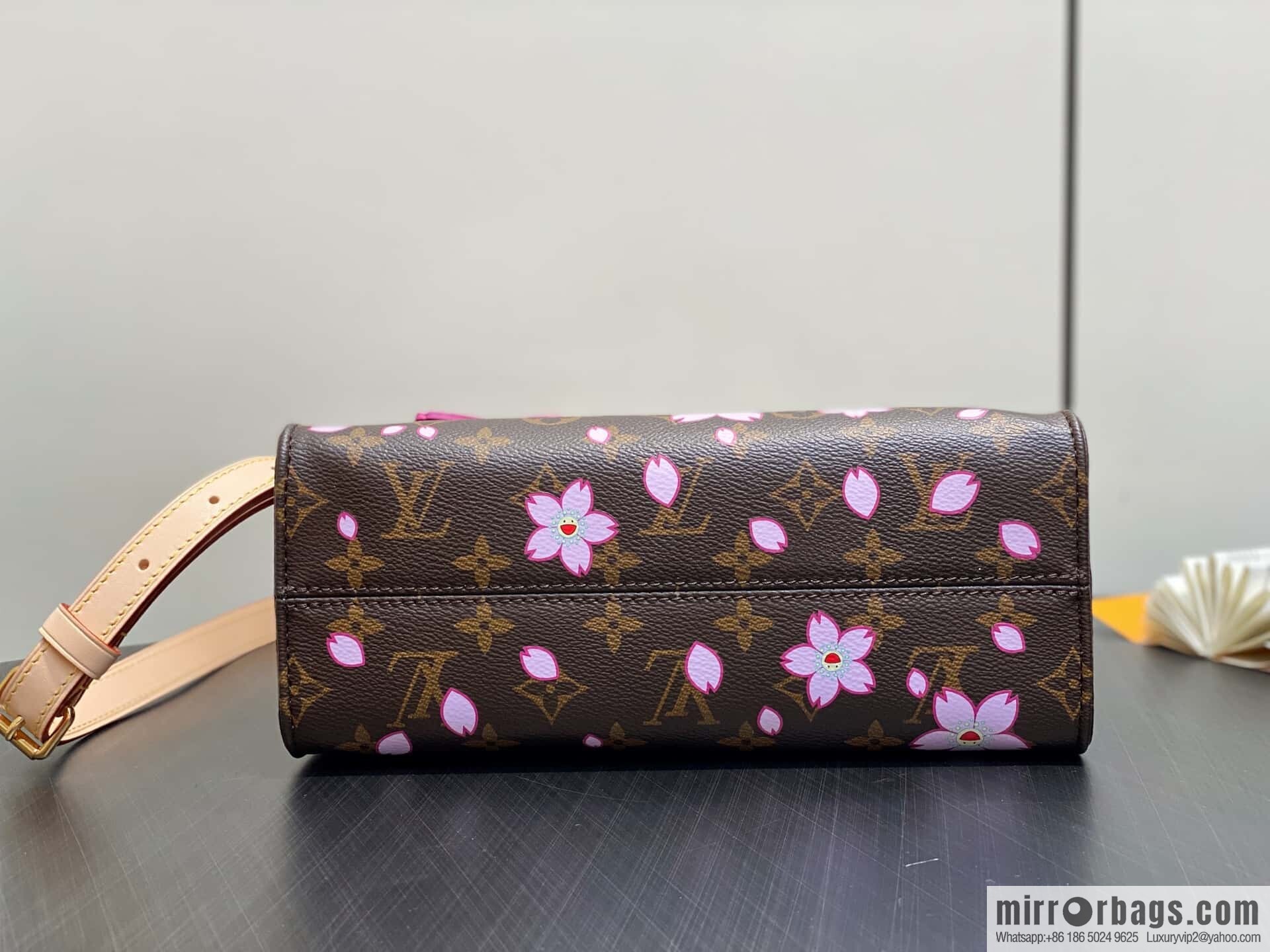 [Boutique‑grade] M13269 presbyopia, cherry blossom/Murakami Takashi, square bag OnTheGo small handbag