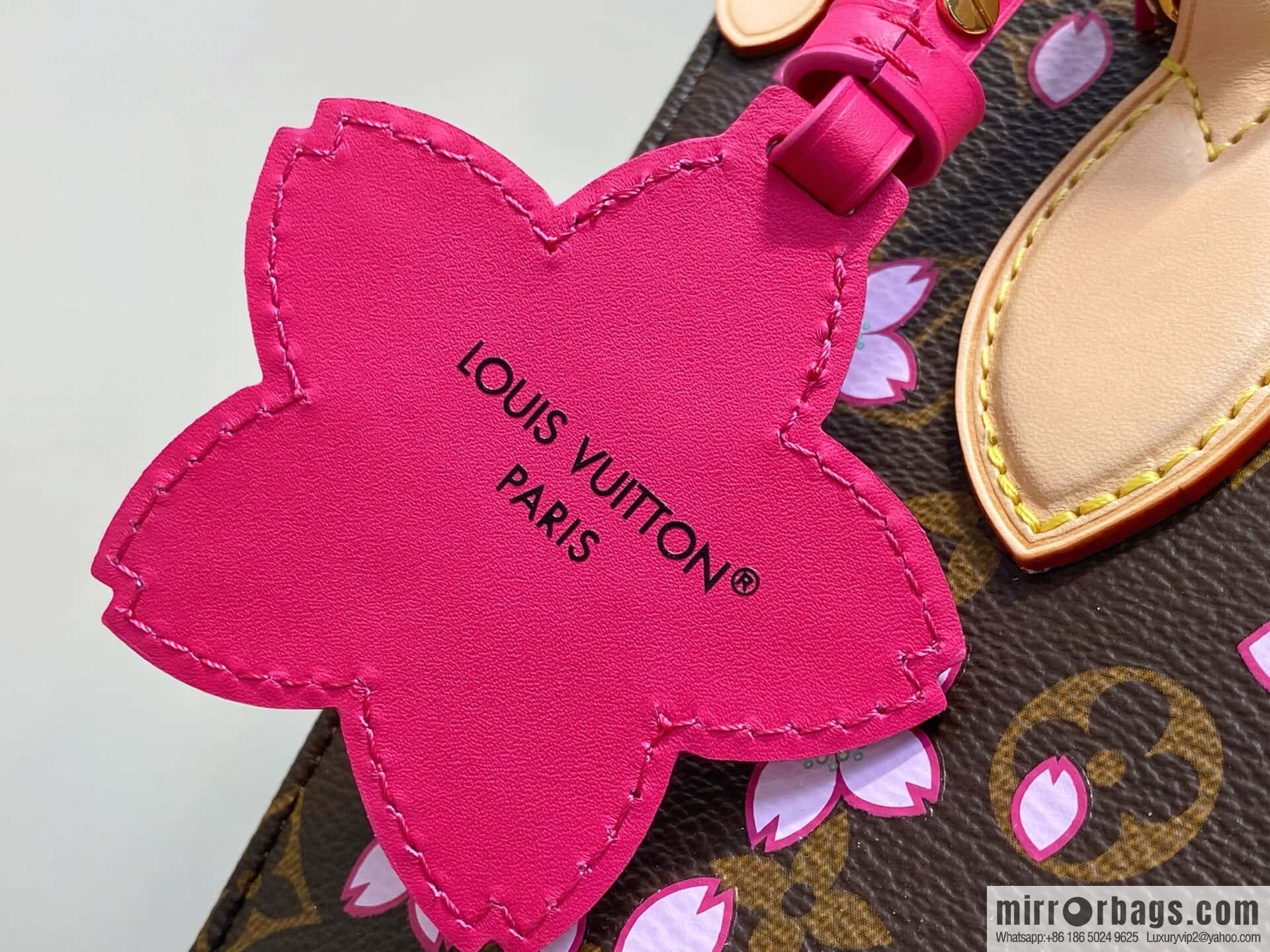 [Boutique‑grade] M13269 presbyopia, cherry blossom/Murakami Takashi, square bag OnTheGo small handbag