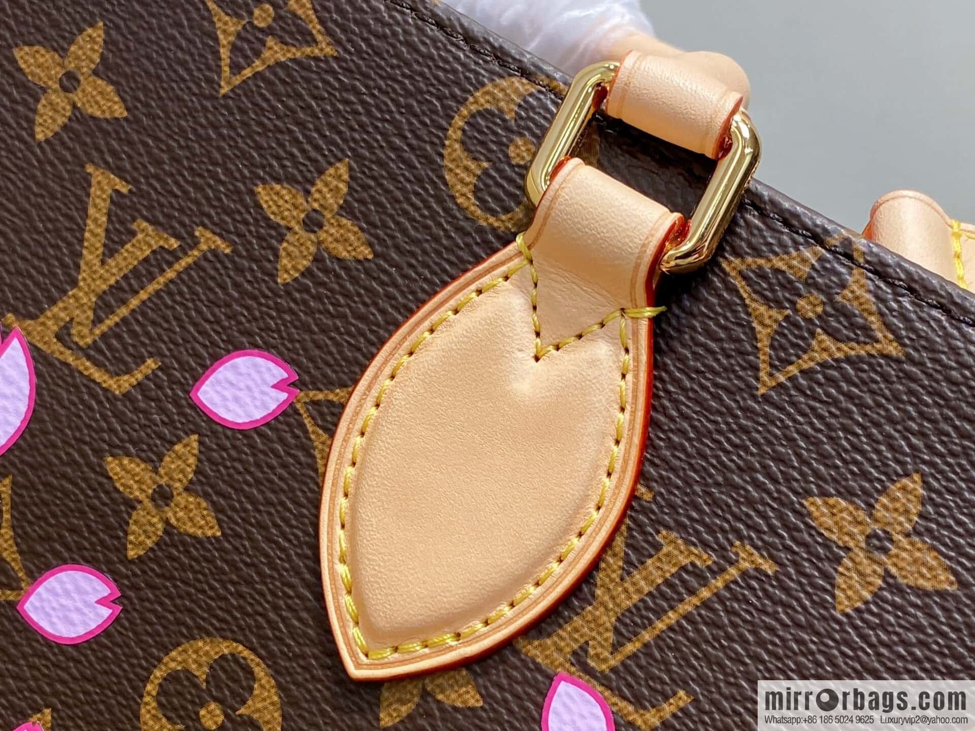 [Boutique‑grade] M13269 presbyopia, cherry blossom/Murakami Takashi, square bag OnTheGo small handbag