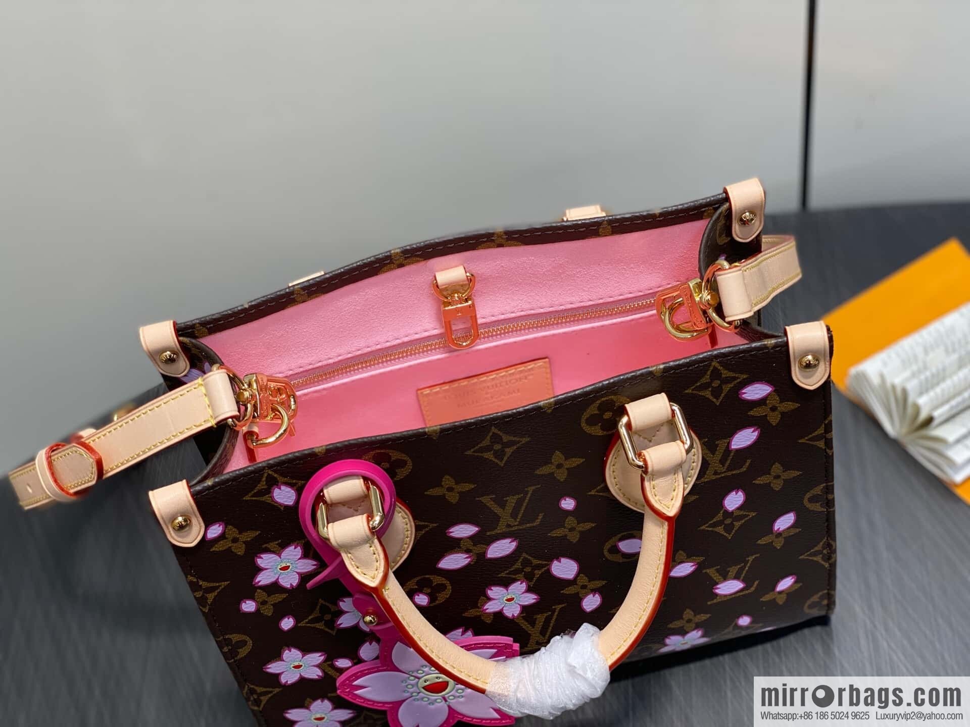 [Boutique‑grade] M13269 presbyopia, cherry blossom/Murakami Takashi, square bag OnTheGo small handbag