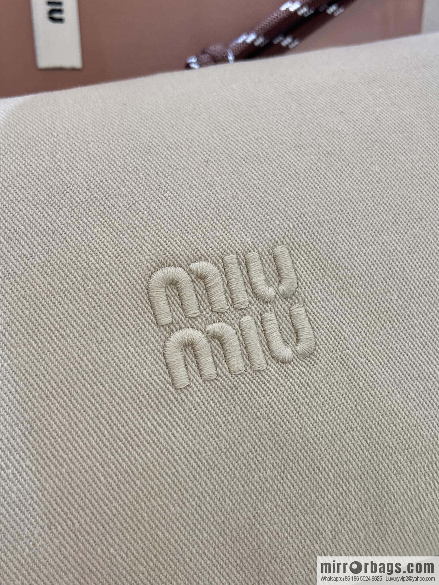 MIUMIU 🎉 new 🎉 5NE841 lunch bag 🎉🎉 white
