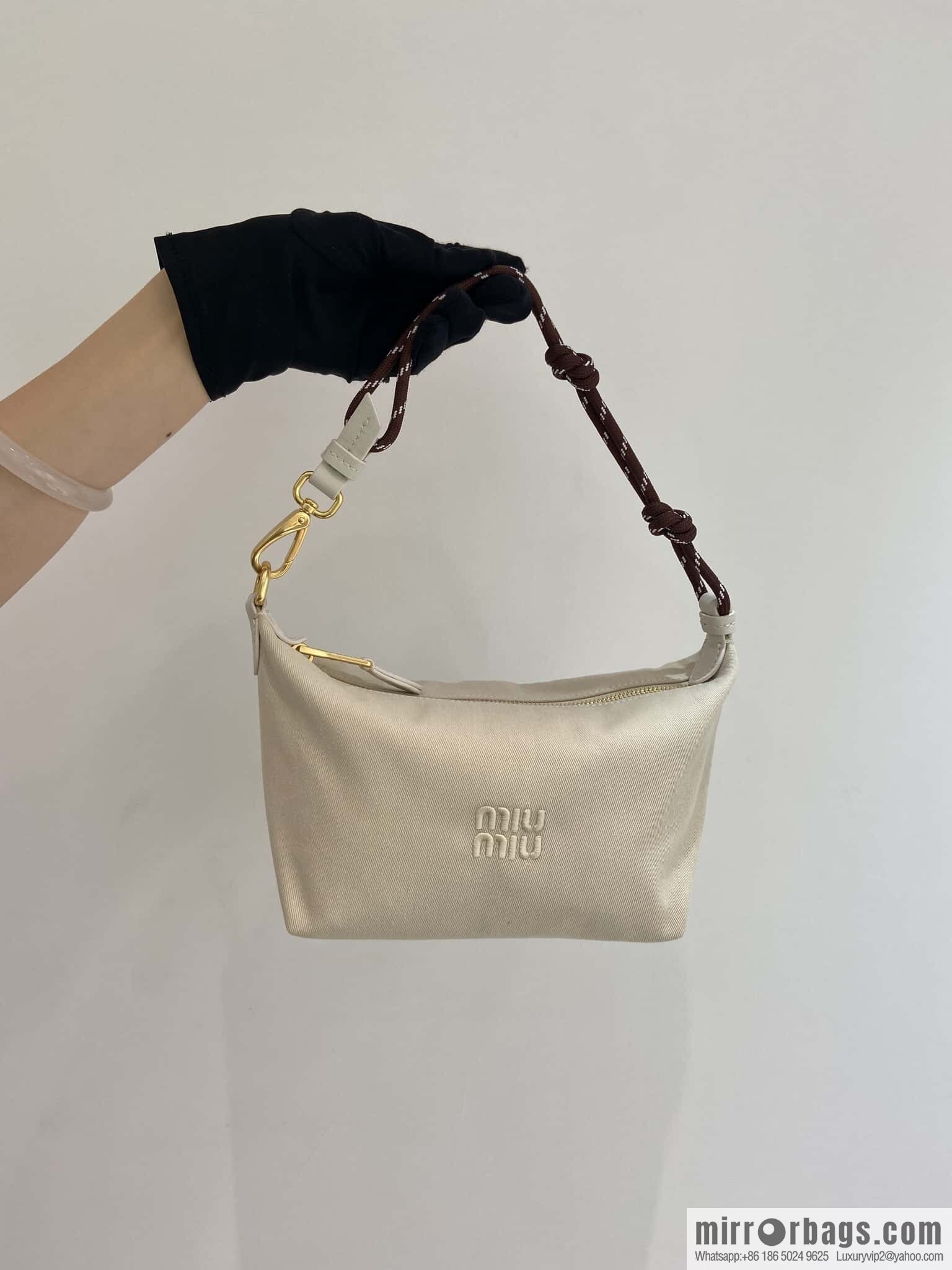 MIUMIU 🎉 new 🎉 5NE841 lunch bag 🎉🎉 white