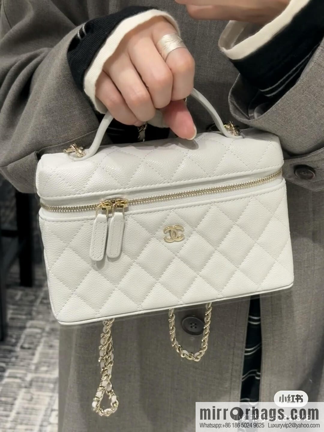 CHANEL 25C Box clutch AP4385 white