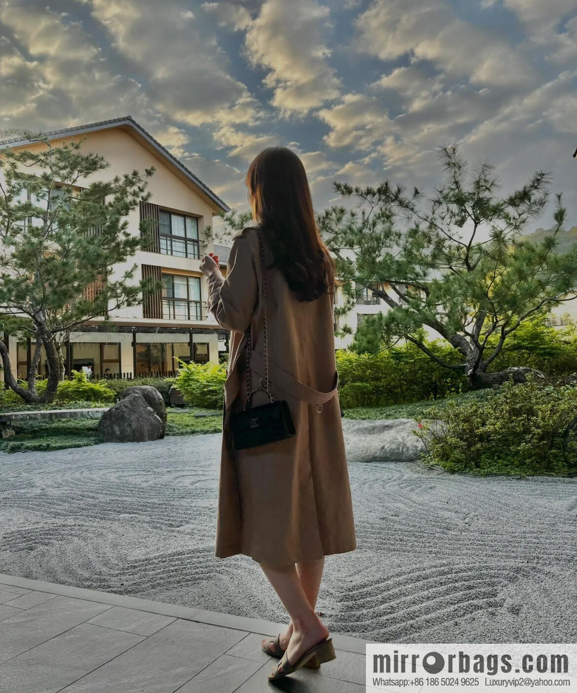 CHANEL 25s Cross Handle Black Gold π Horizontal AP3238