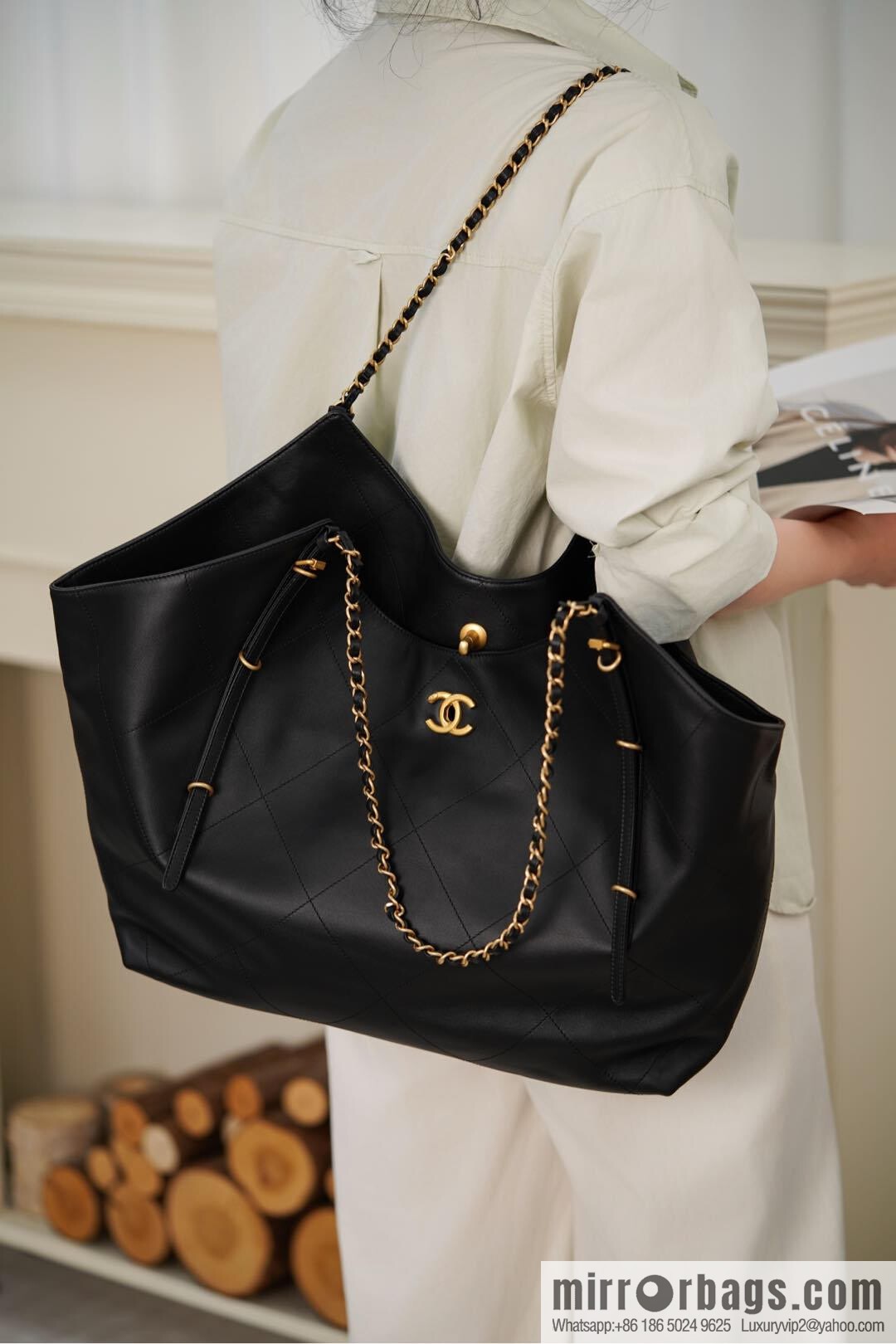 𝐂𝐇𝐀𝐍𝐄𝐋 𝟐𝟓𝐒 𝐆𝐃 same 𝐌𝐀𝐗𝐈 𝐓𝐨𝐭𝐞 black gold 🖤 large AS5463-B20565-94305