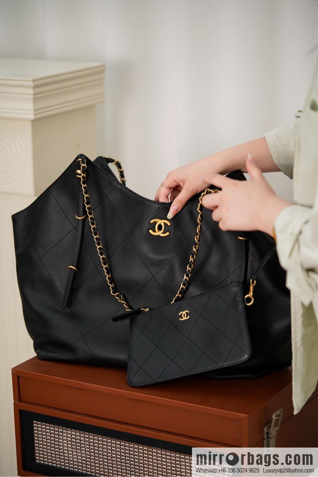𝐂𝐇𝐀𝐍𝐄𝐋 𝟐𝟓𝐒 𝐆𝐃 same 𝐌𝐀𝐗𝐈 𝐓𝐨𝐭𝐞 black gold 🖤 large AS5463-B20565-94305