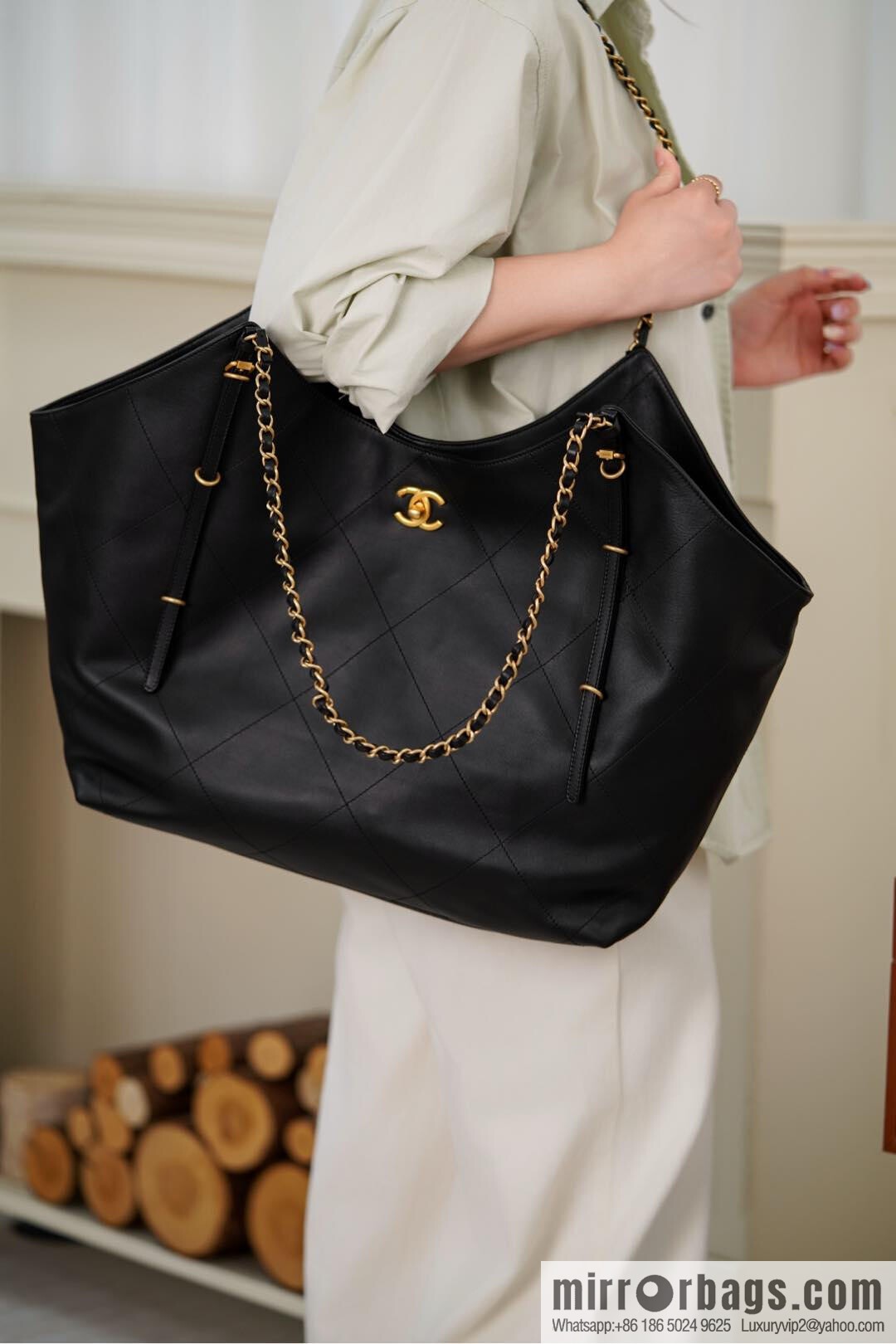 𝐂𝐇𝐀𝐍𝐄𝐋 𝟐𝟓𝐒 𝐆𝐃 same 𝐌𝐀𝐗𝐈 𝐓𝐨𝐭𝐞 black gold 🖤 large AS5463-B20565-94305