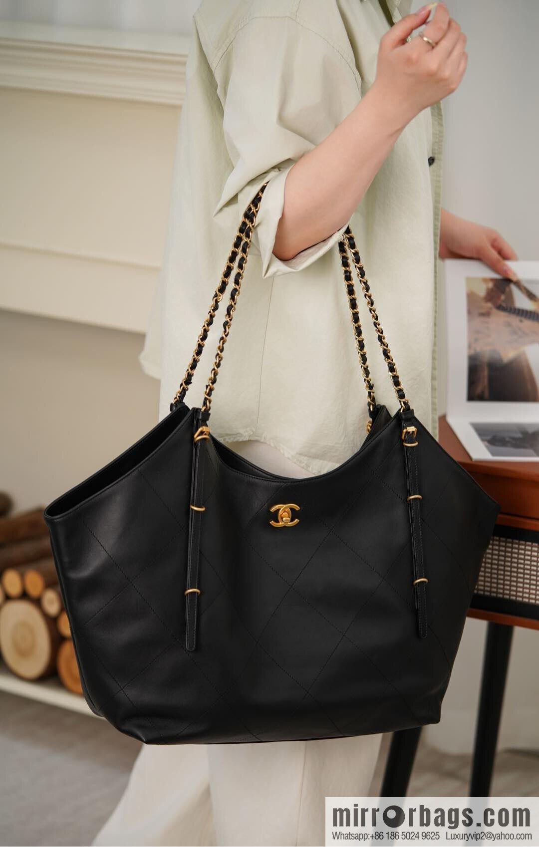 𝐂𝐇𝐀𝐍𝐄𝐋 𝟐𝟓𝐒 𝐆𝐃 same 𝐌𝐀𝐗𝐈 𝐓𝐨𝐭𝐞 black gold 🖤 large AS5463-B20565-94305