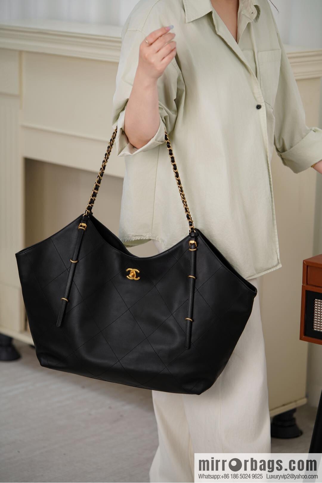 𝐂𝐇𝐀𝐍𝐄𝐋 𝟐𝟓𝐒 𝐆𝐃 same 𝐌𝐀𝐗𝐈 𝐓𝐨𝐭𝐞 black gold 🖤 large AS5463-B20565-94305