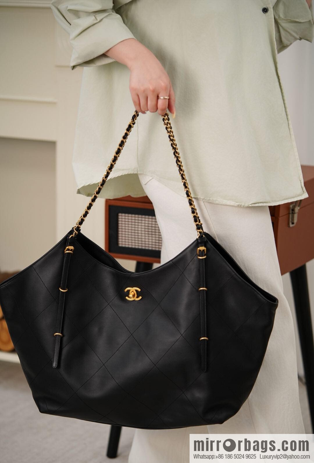 𝐂𝐇𝐀𝐍𝐄𝐋 𝟐𝟓𝐒 𝐆𝐃 same 𝐌𝐀𝐗𝐈 𝐓𝐨𝐭𝐞 black gold 🖤 large AS5463-B20565-94305