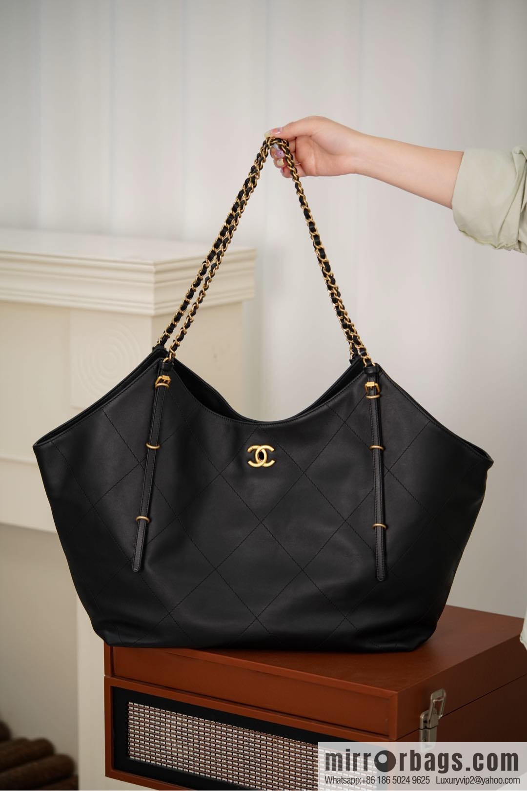 𝐂𝐇𝐀𝐍𝐄𝐋 𝟐𝟓𝐒 𝐆𝐃 same 𝐌𝐀𝐗𝐈 𝐓𝐨𝐭𝐞 black gold 🖤 large AS5463-B20565-94305
