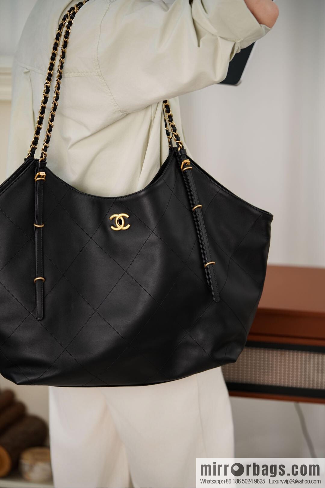 𝐂𝐇𝐀𝐍𝐄𝐋 𝟐𝟓𝐒 𝐆𝐃 same 𝐌𝐀𝐗𝐈 𝐓𝐨𝐭𝐞 black gold 🖤 large AS5463-B20565-94305
