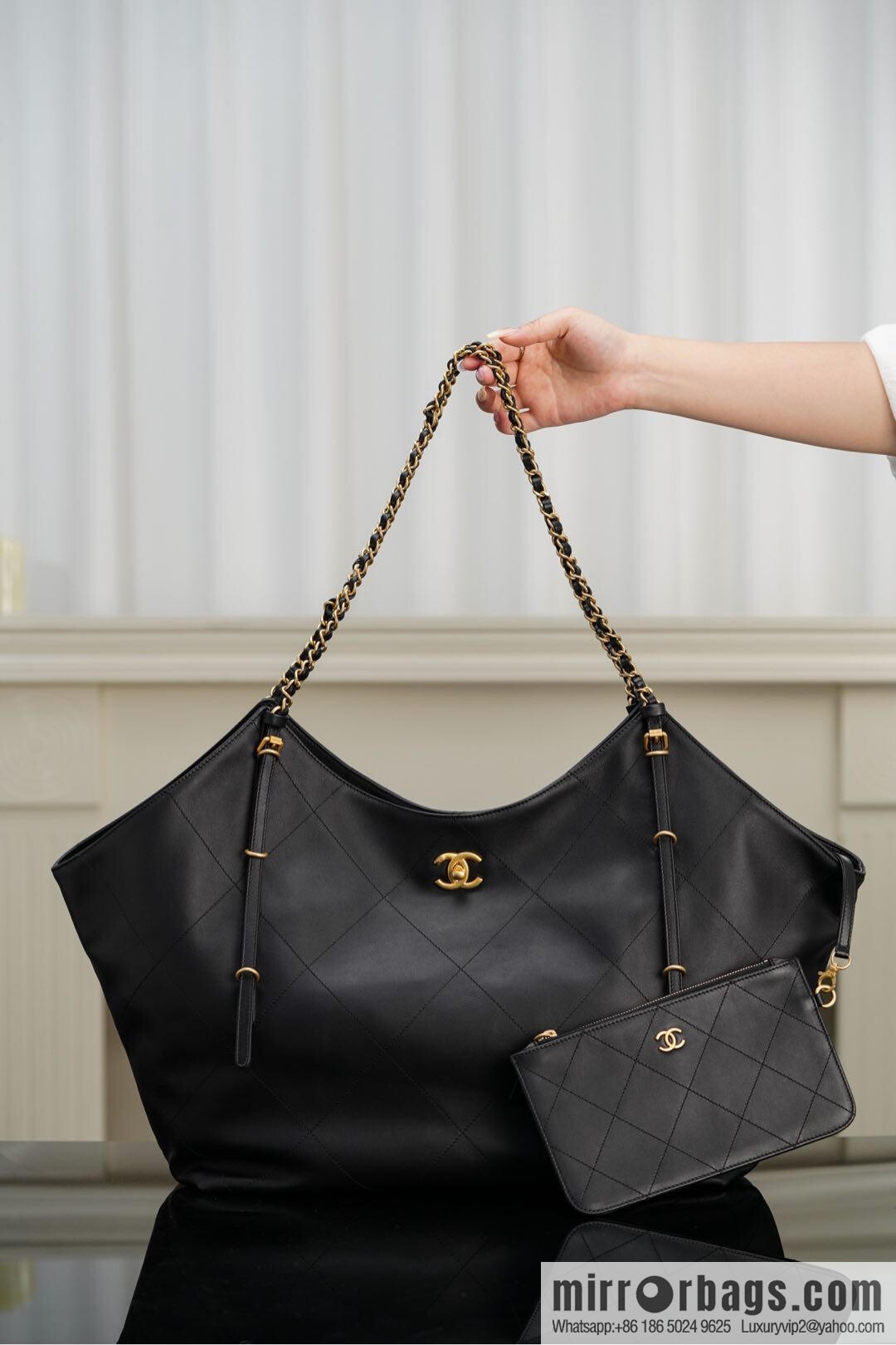 𝐂𝐇𝐀𝐍𝐄𝐋 𝟐𝟓𝐒 𝐆𝐃 same 𝐌𝐀𝐗𝐈 𝐓𝐨𝐭𝐞 black gold 🖤 large AS5463-B20565-94305