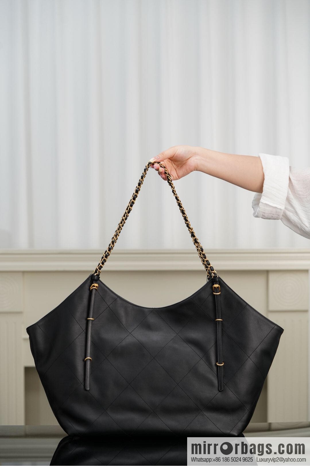 𝐂𝐇𝐀𝐍𝐄𝐋 𝟐𝟓𝐒 𝐆𝐃 same 𝐌𝐀𝐗𝐈 𝐓𝐨𝐭𝐞 black gold 🖤 large AS5463-B20565-94305